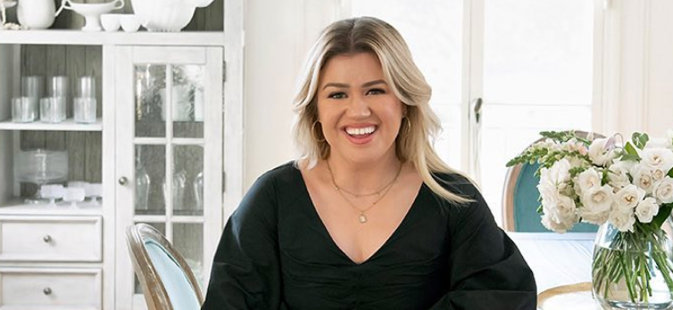 Kelly Clarkson smiling