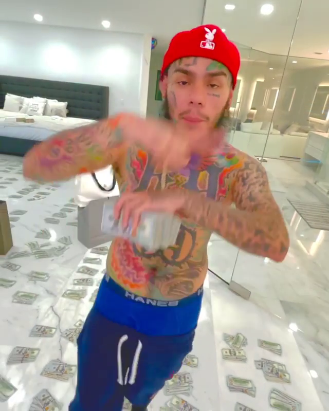 Tekashi 6ix9ine Dangerously Flaunts $1 Million Cash