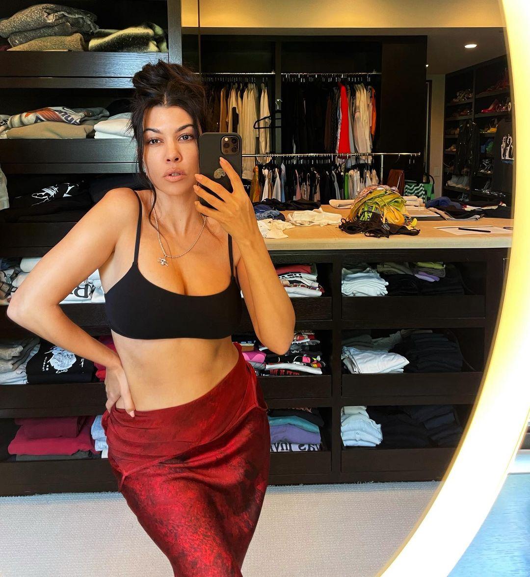 A photo showing Kourtney Kardashian in a mirror selfie