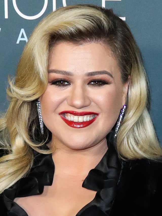 Kelly Clarkson Reveals Who. Assisted Her Through Divorce