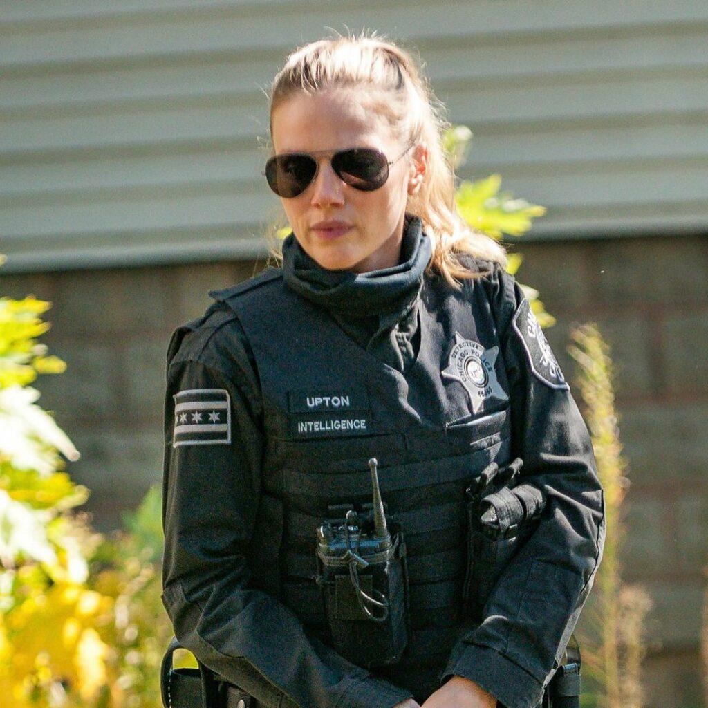 A photo showing Tracy Spiridakos in her full police gear, and she looks amazing.