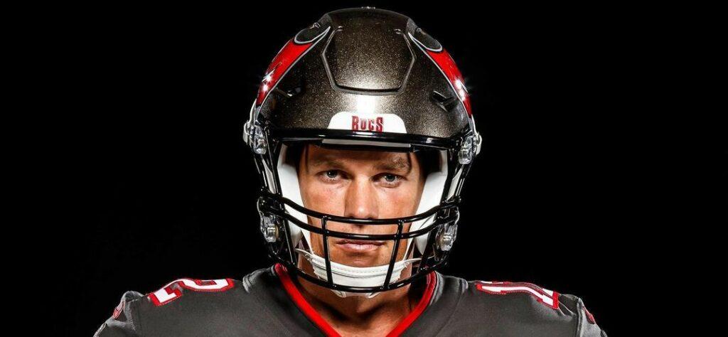 A photo showing Tom Brady in his sport outfit and helmet.
