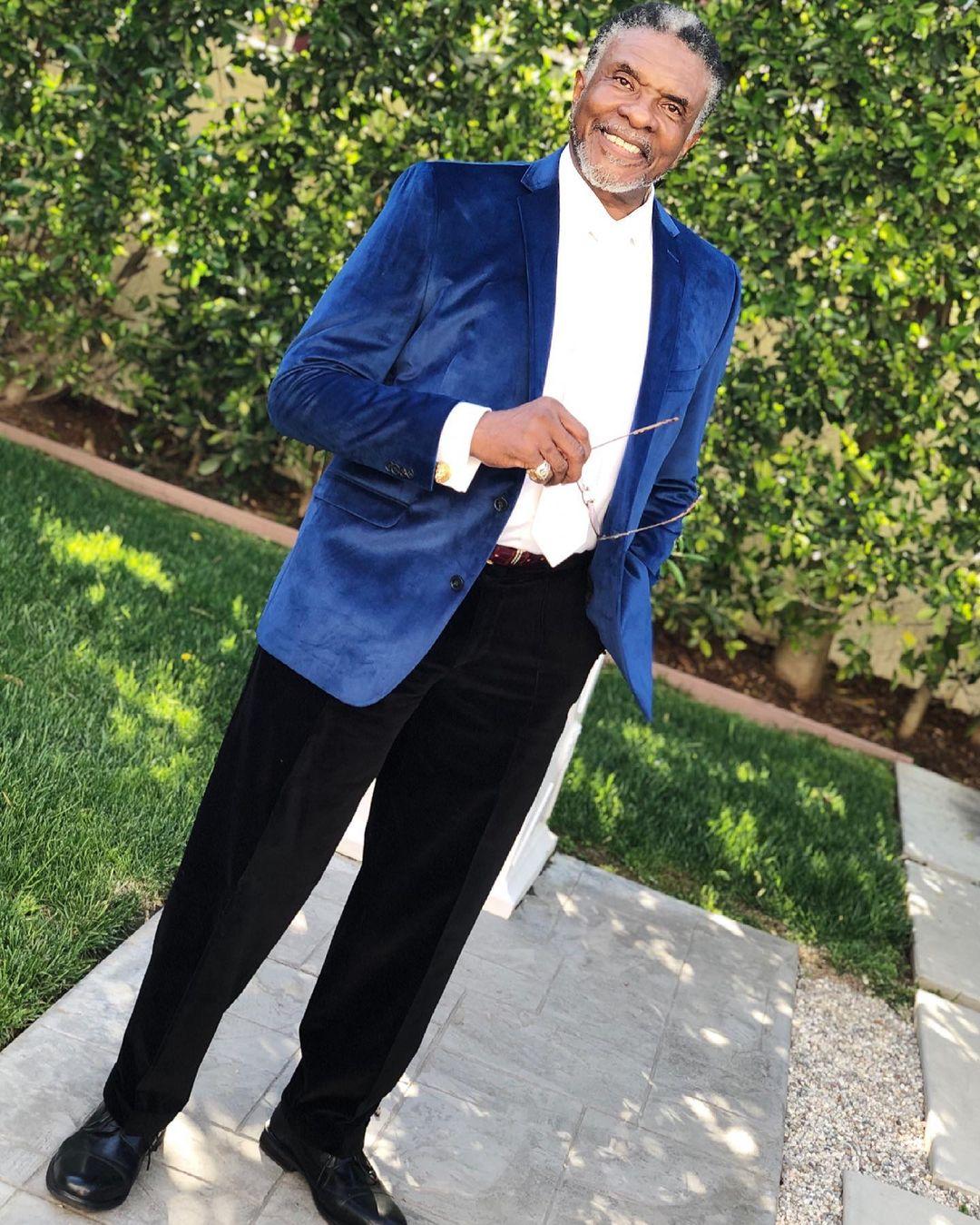 A lovely photo showing Keith David in a blue suit paired with a black pant and white inner T-shirt.