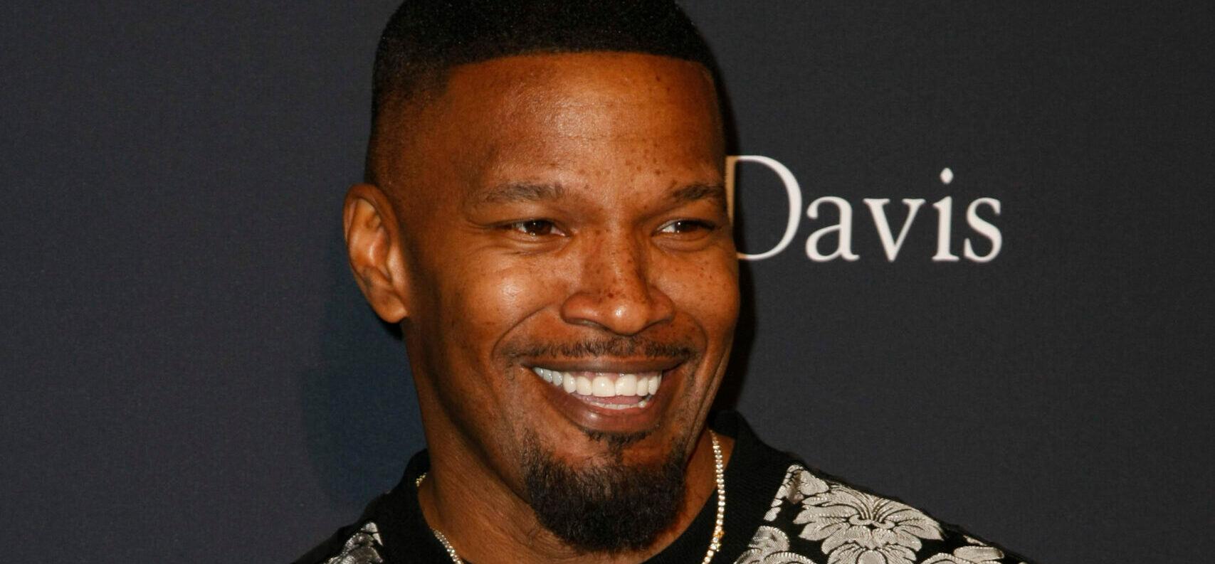 Jamie Foxx Goes ALL OUT For Christmas Lighting Up His L.A. Mansion (PHOTOS)