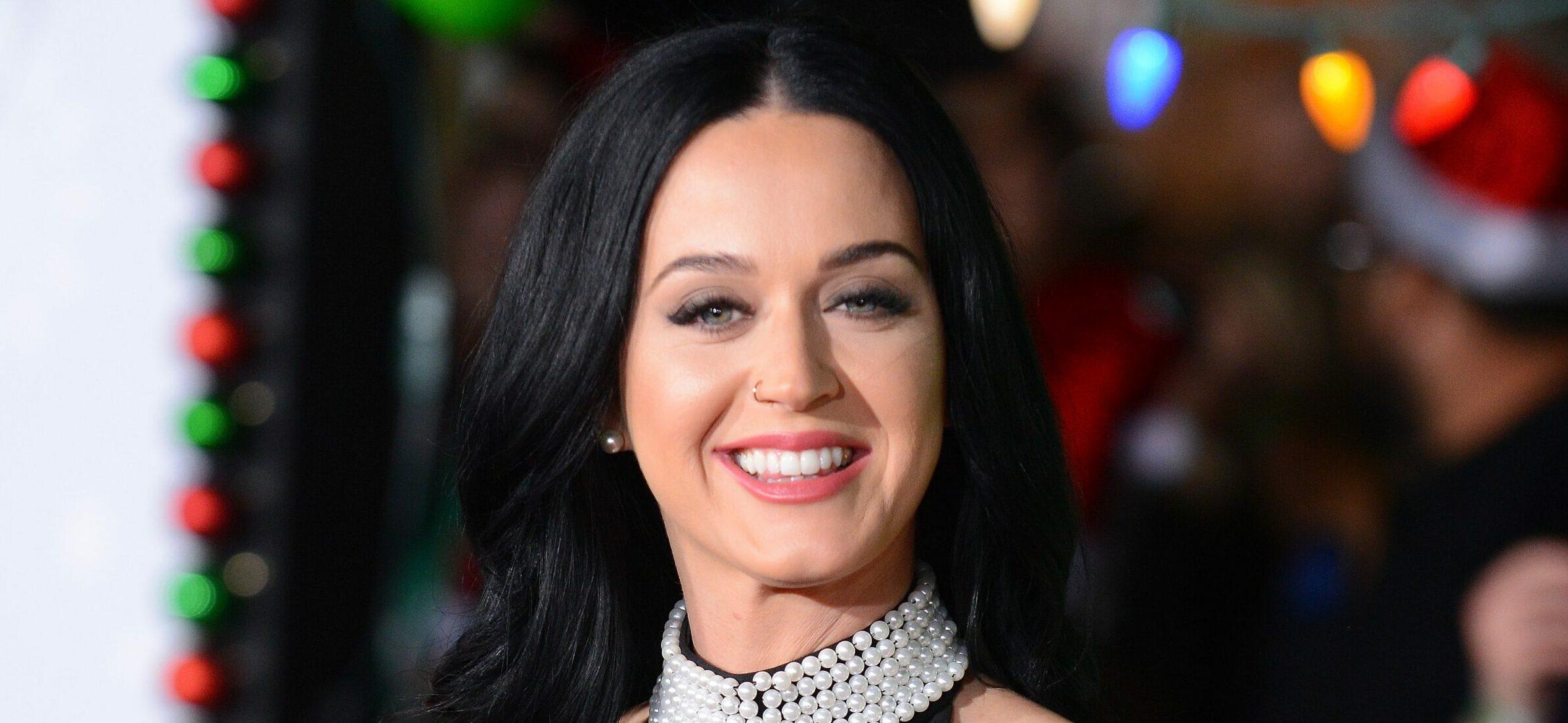 Katy Perry Looked Chic In Full Pink Ensemble For GAP Holiday Campaign(02)