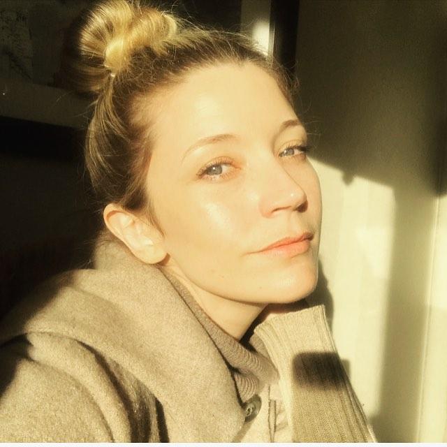 Sarah Roemer shows off clear facial skin in this photo.
