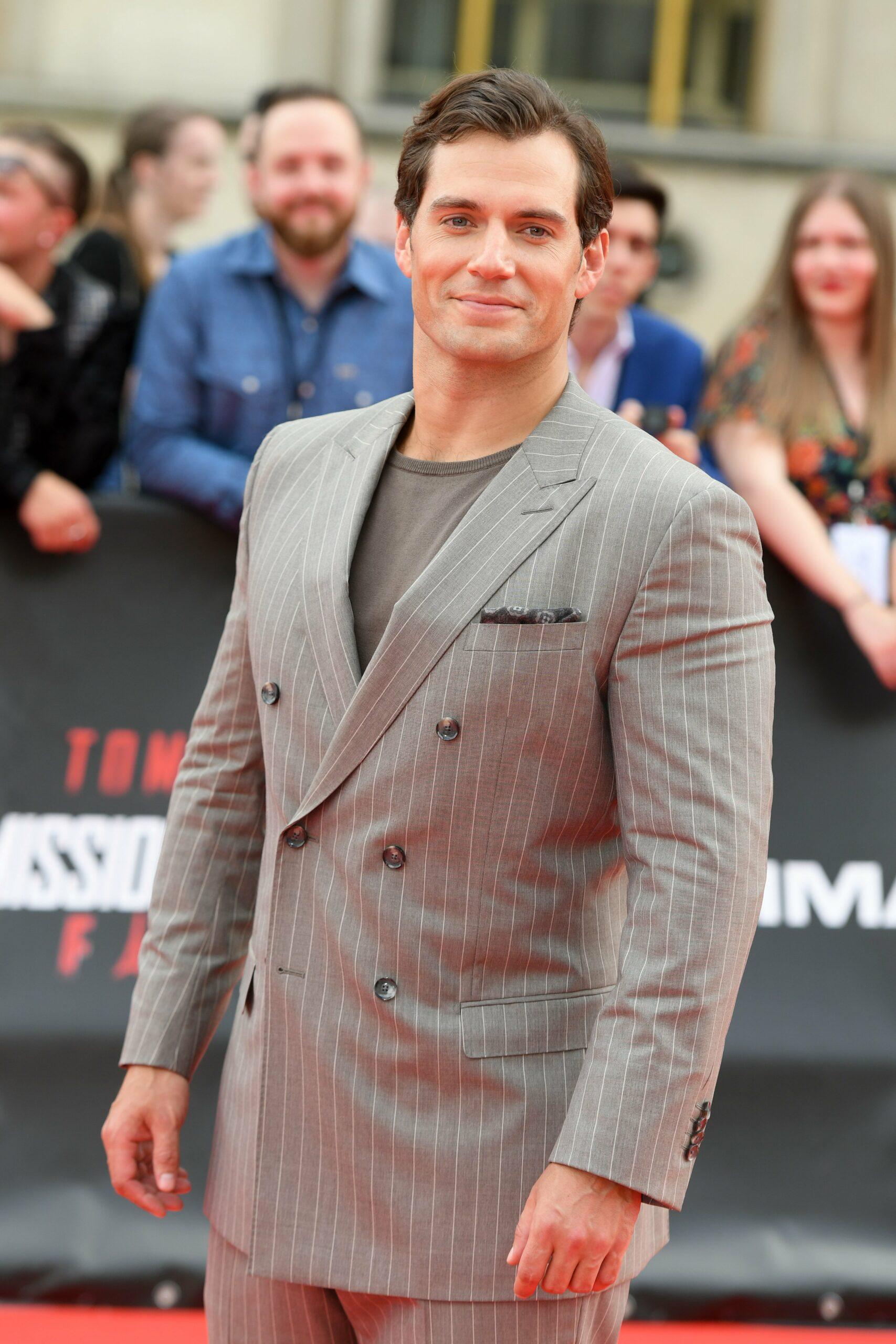 Henry Cavill sorrindo.