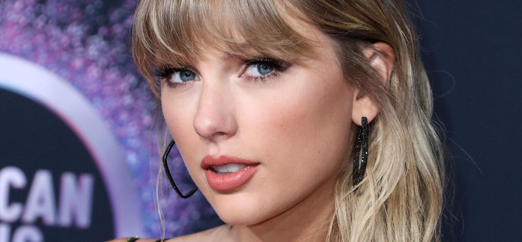 Taylor Swift at the 2019 American Music Awards - Arrivals