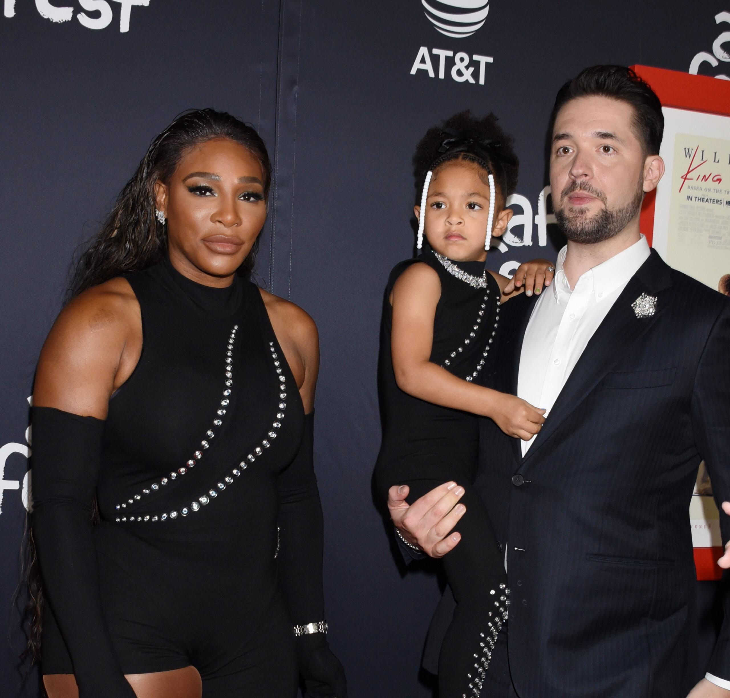 Serena Williams, Alexis Ohanian and Olympia Williams posing