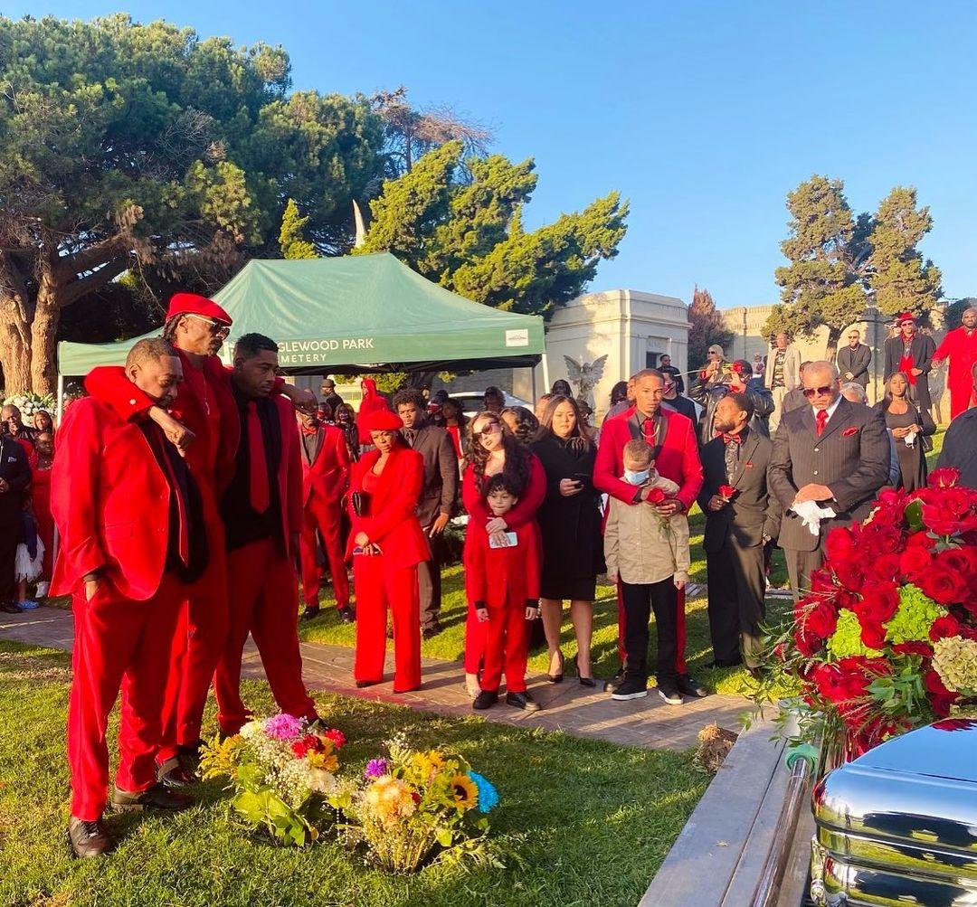 Snoop Dogg Shares Emotional Photos From Inside His Mother’s Funeral 