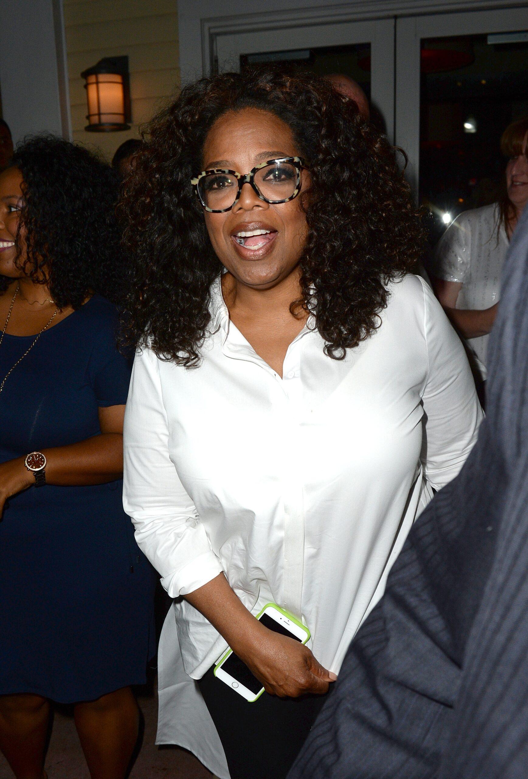 Oprah Winfrey e sua melhor amiga Gayle King são vistas saindo do restaurante Prime 112 depois de terminar o The Life You Want Weekend de Oprah na American Airlines Arena em Miami Beach