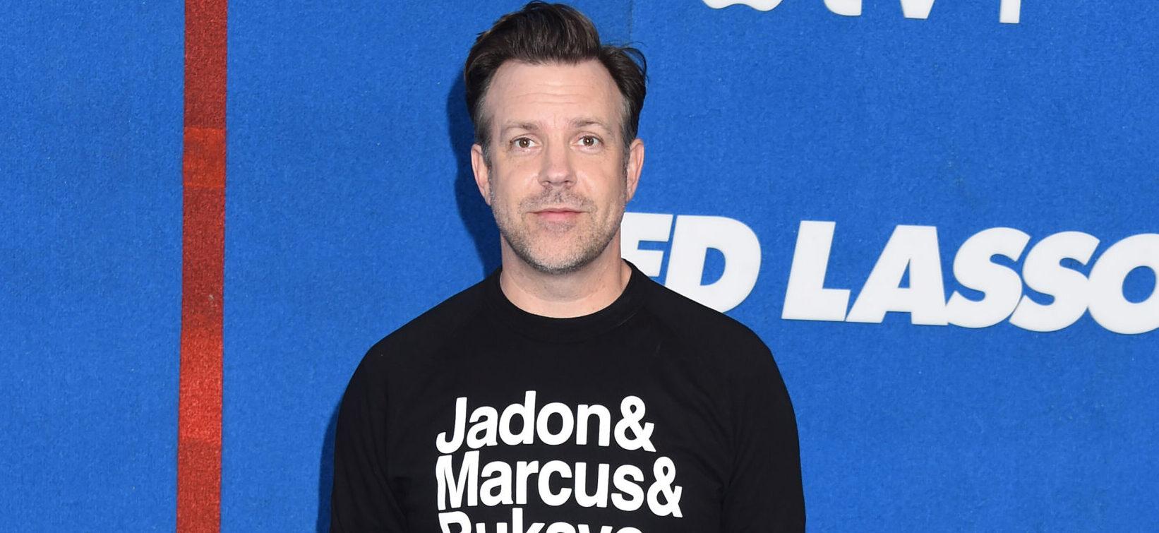 Jason Sudeikis Left ‘Scared’ After Being Swarmed By Autograph Seekers, Begs To Be Left Alone