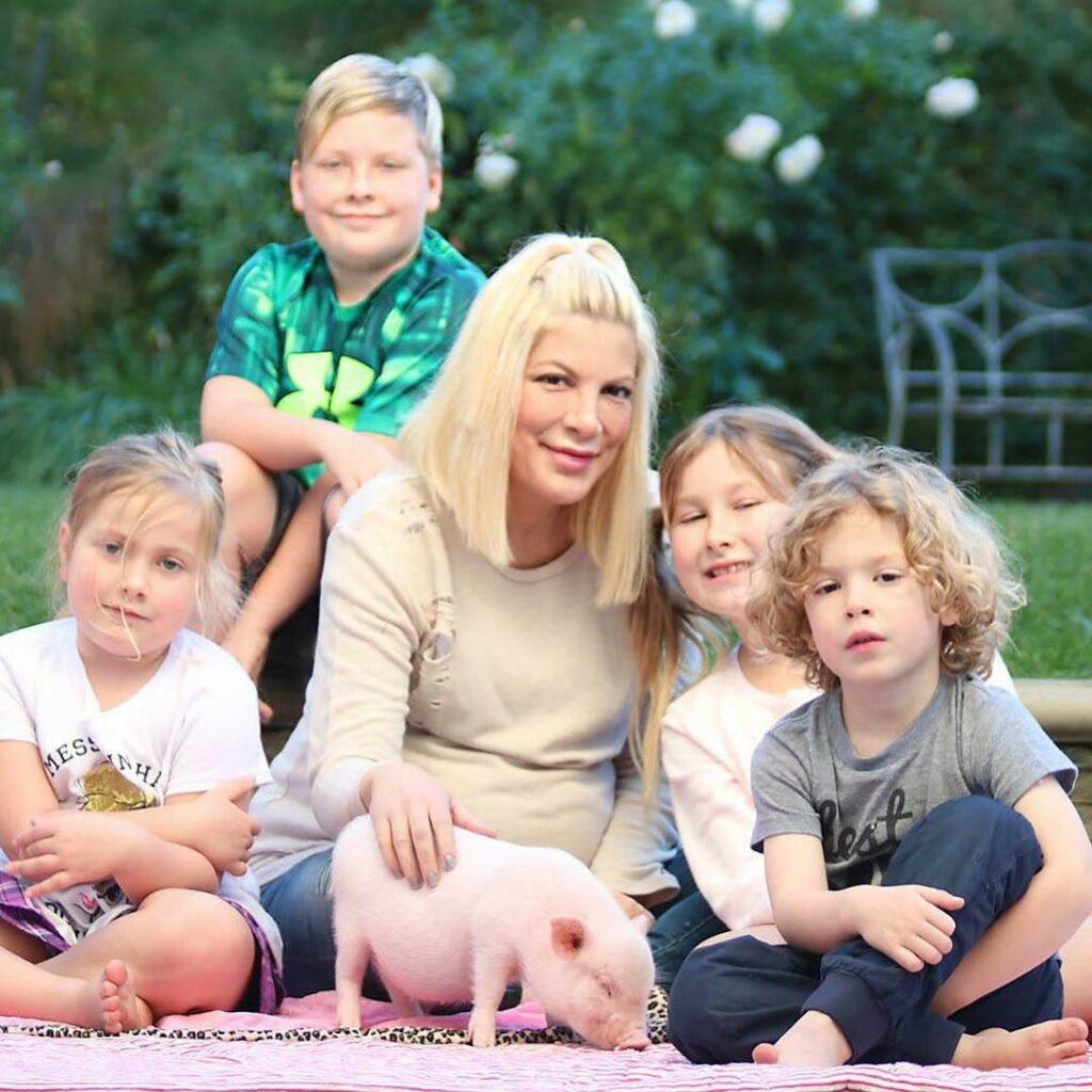 Tori Spelling and her children with mini pig Nutmeg