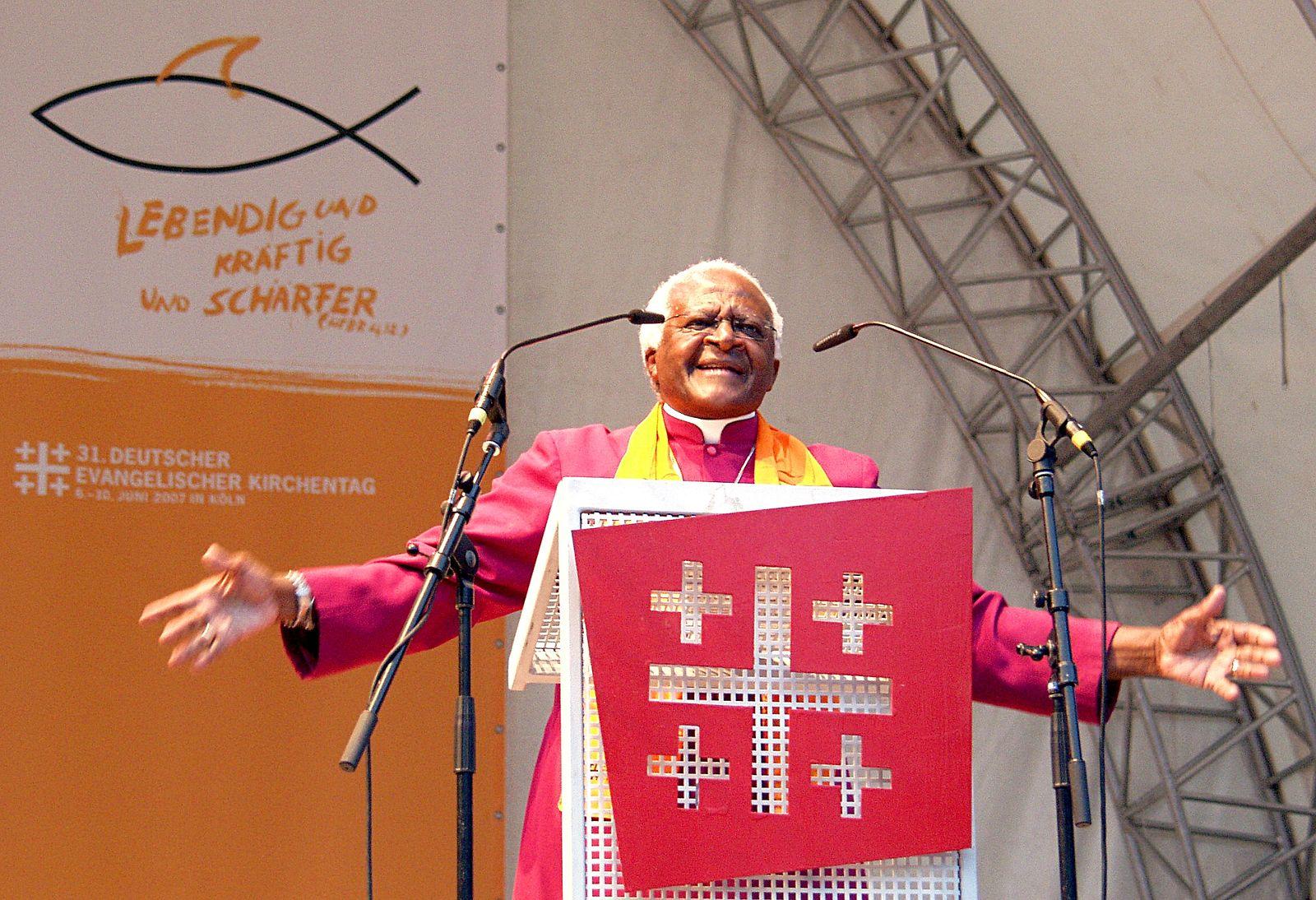 Desmond_Tutu_-_Kirchentag_Cologne_2007_(7137)