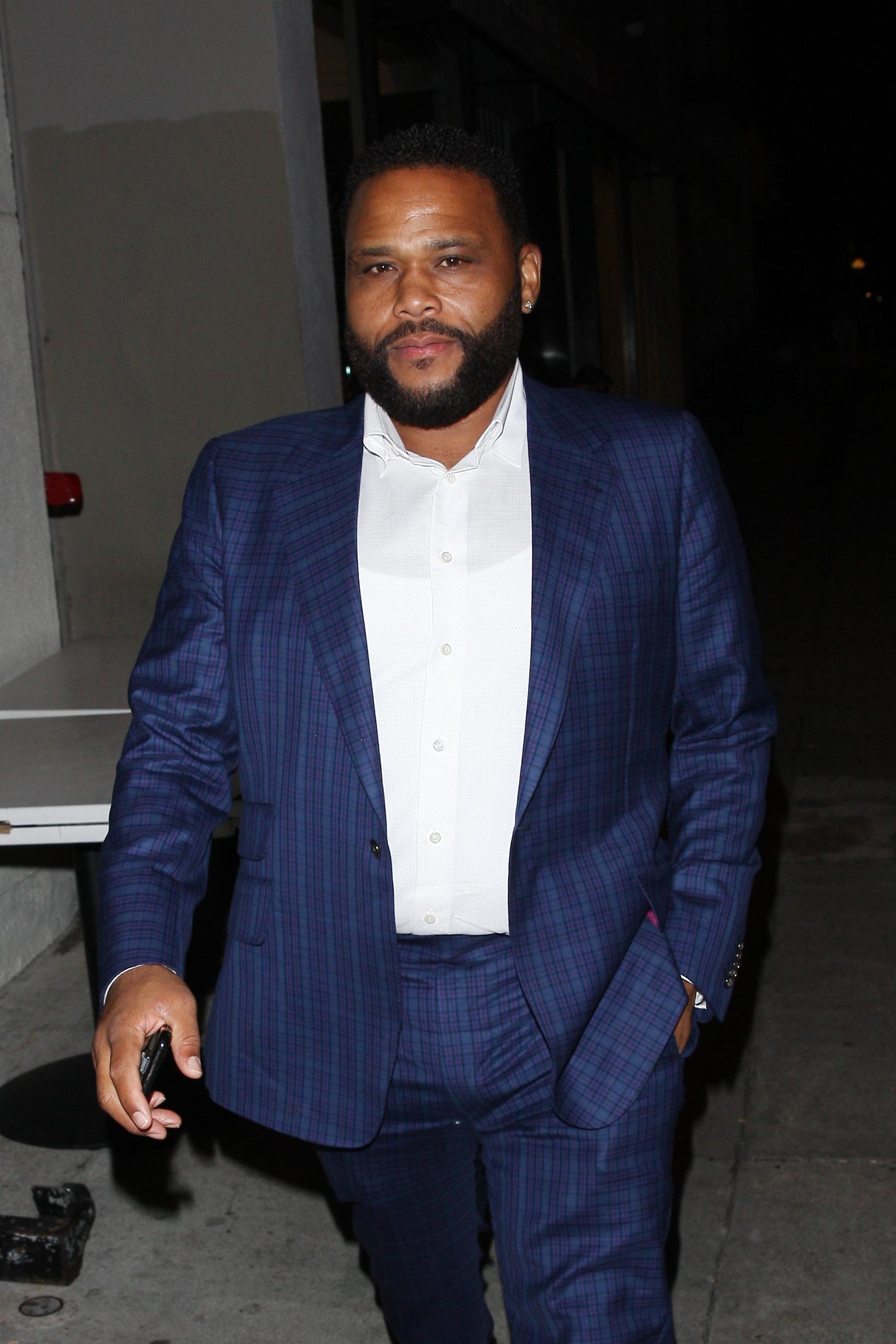 Actor Anthony Anderson is spotted going to Craig apos s restaurant for dinner
