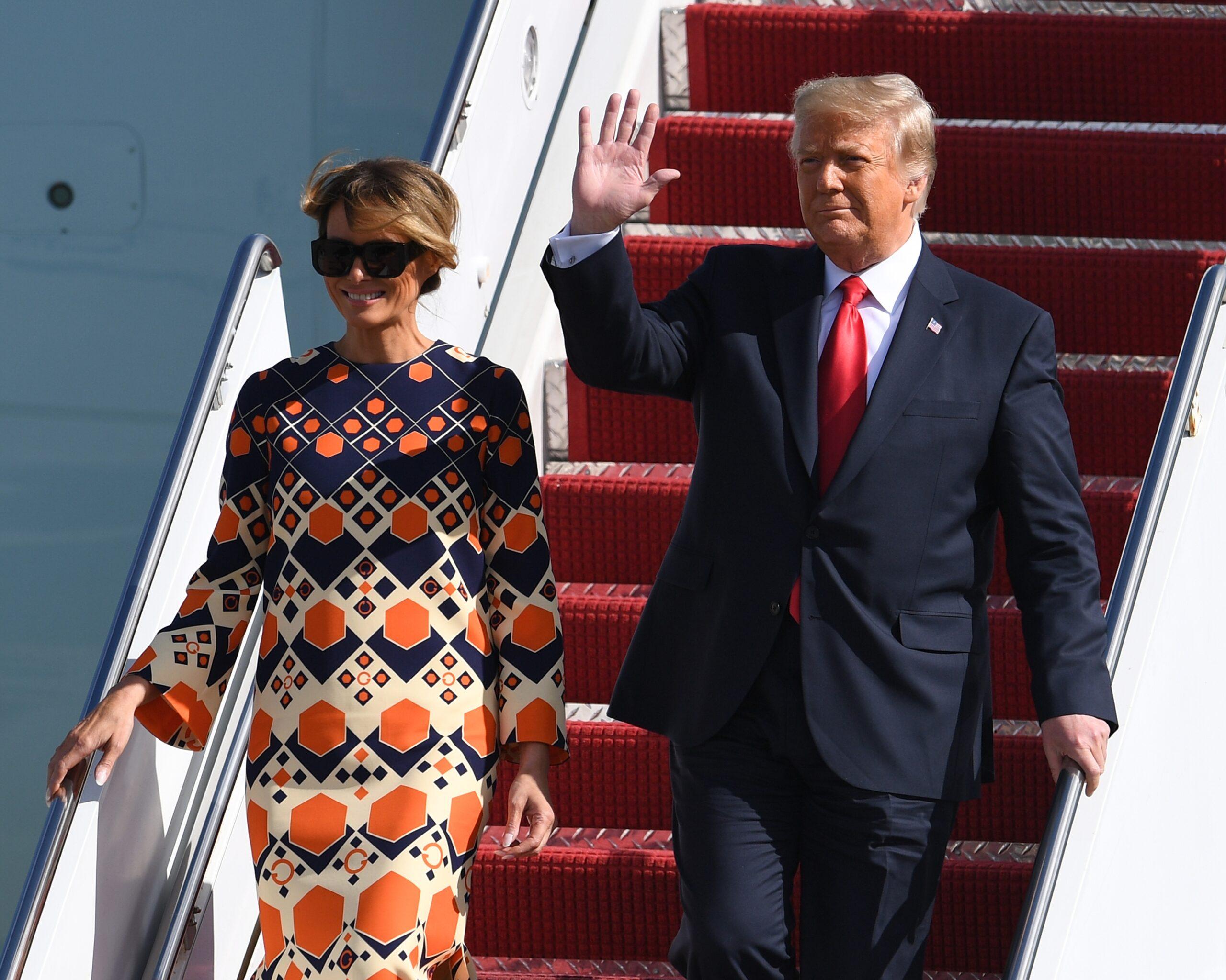 O presidente dos EUA, Donald Trump, e a primeira-dama Melania Trump são vistos partindo na carreata após chegarem no Força Aérea Um no Aeroporto Internacional de Palm Beach
