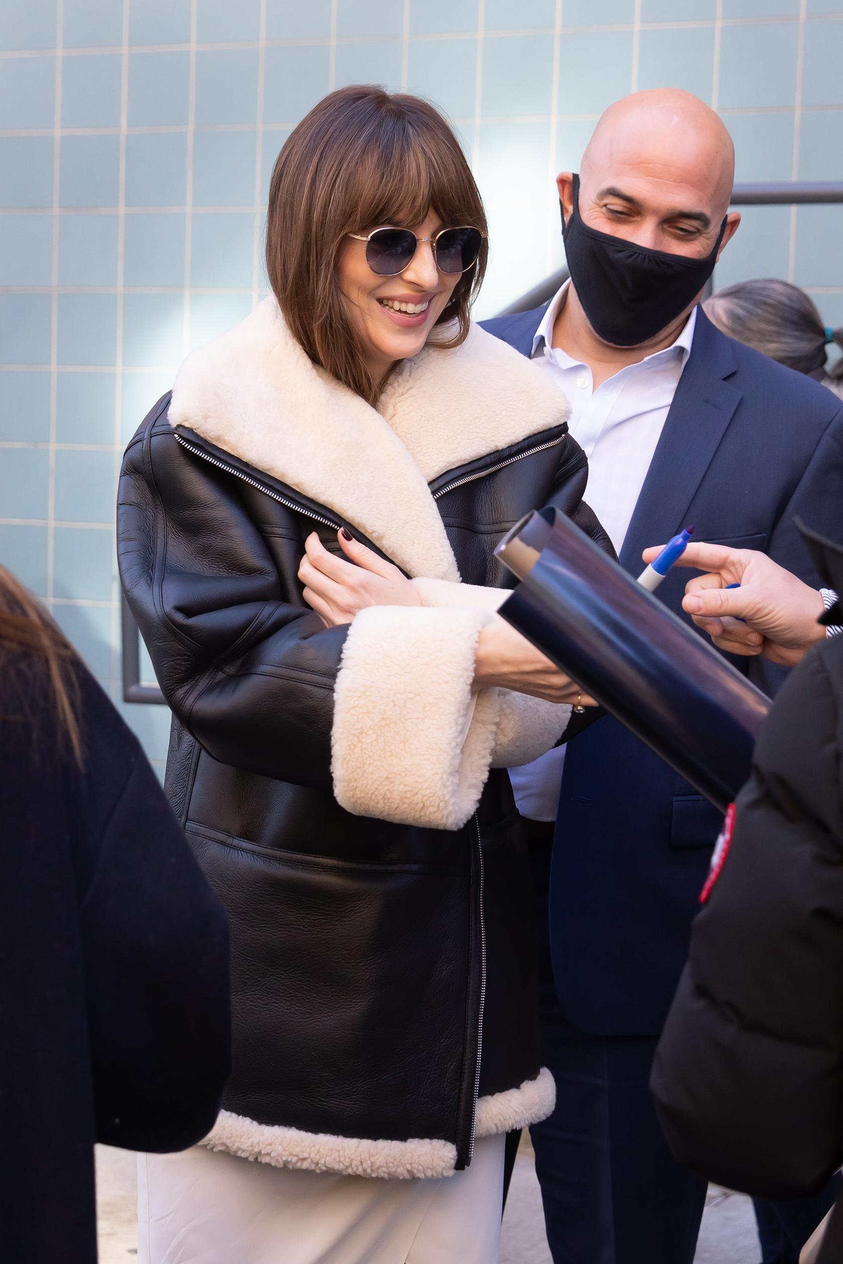 Dakota Johnson Exits Special Screening of quot The Lost Daughter quot