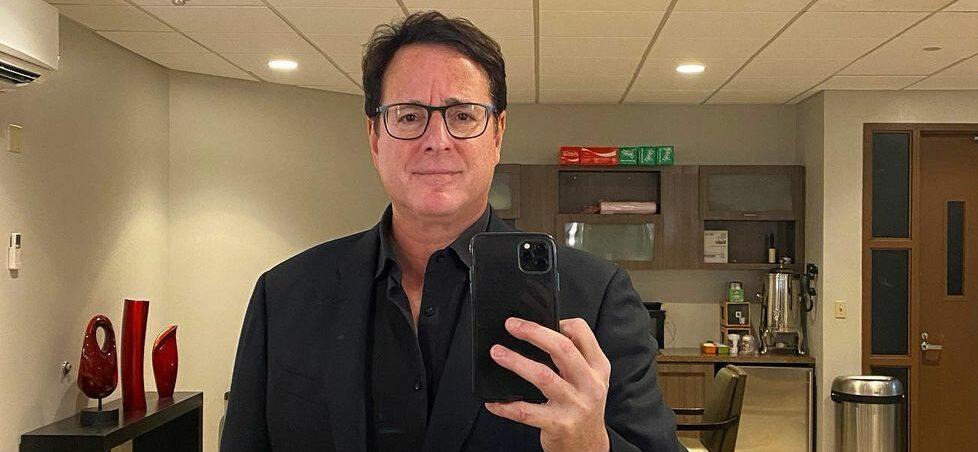 Bob Saget takes a selfie for Instagram