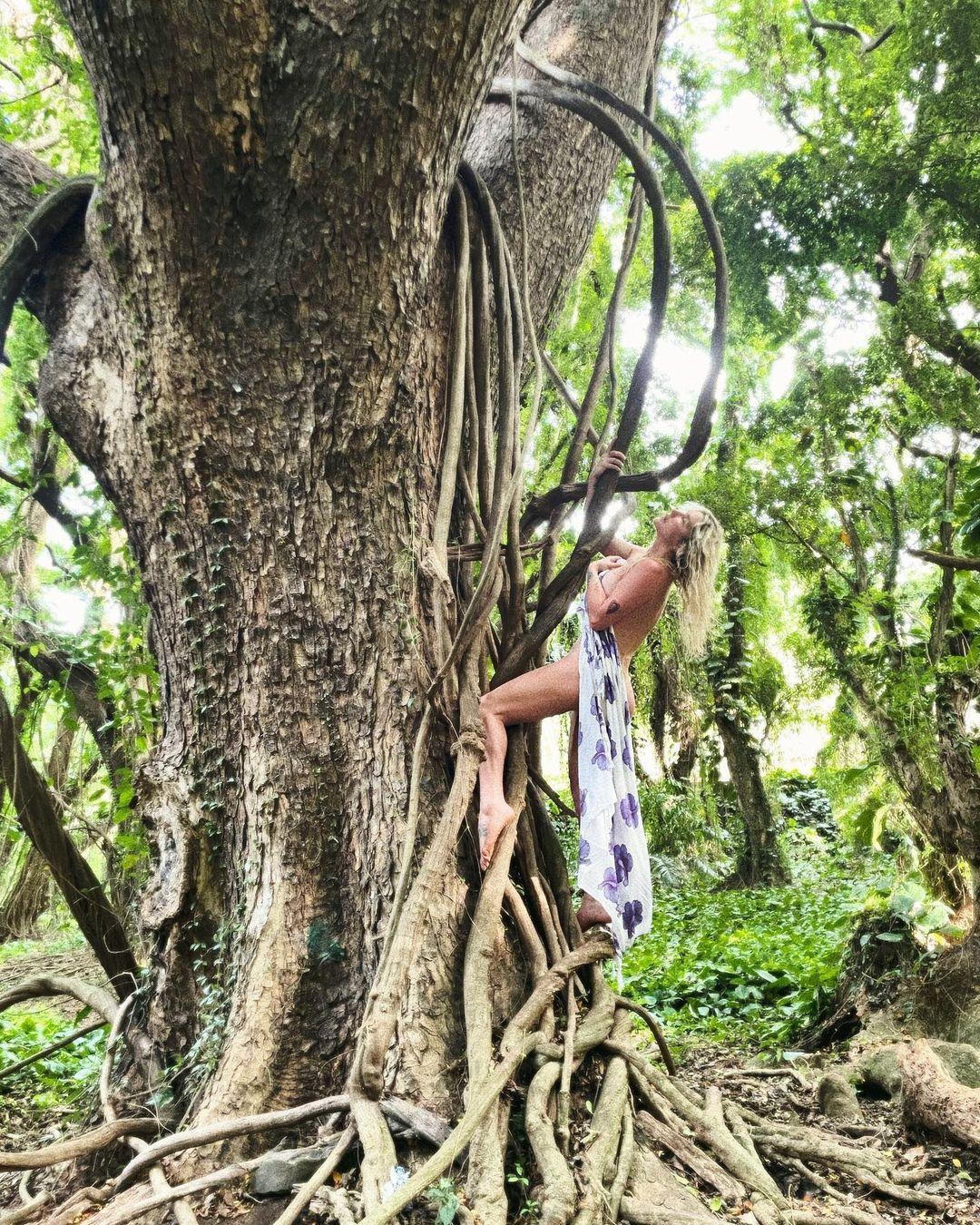 Kesha vacationing in Hawaii