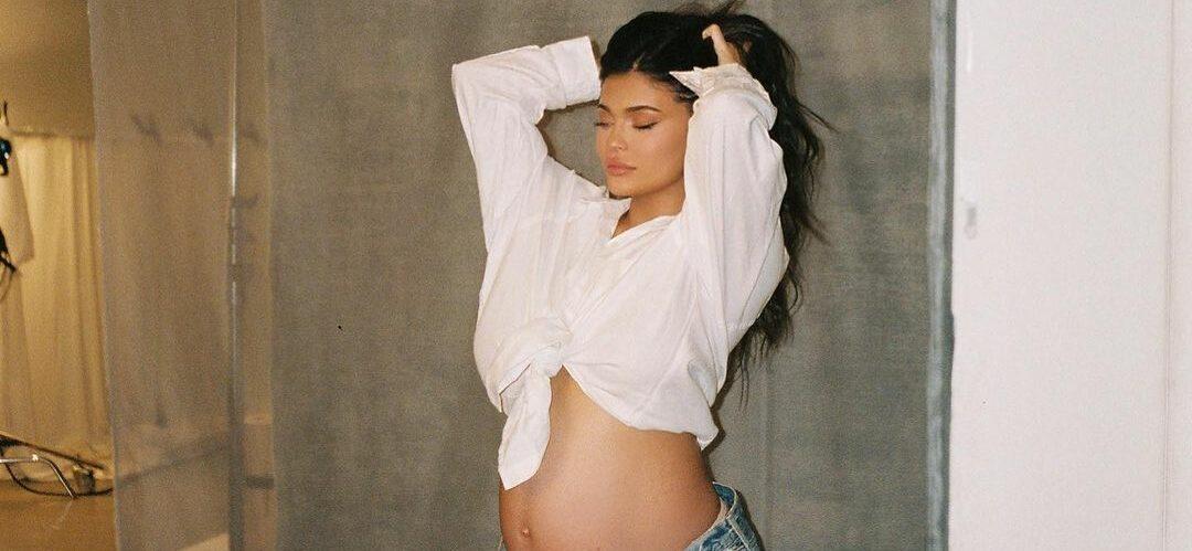 Kylie Jenner shows off baby bump in blue jeans