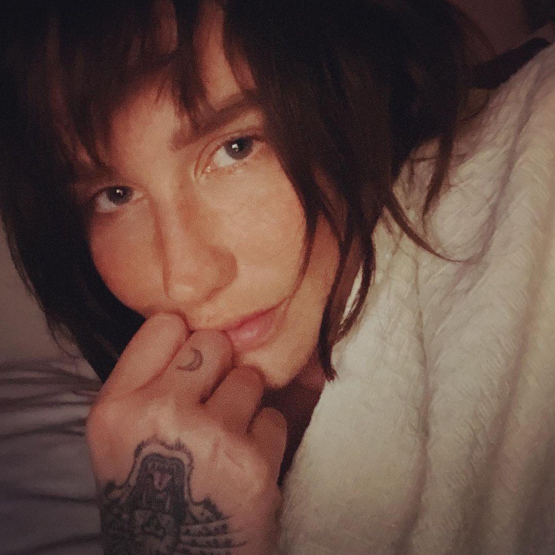 Kesha debuts brunette hair