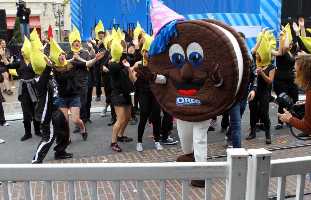 LADY ANTEBELLUM SING OUT FOR OREO