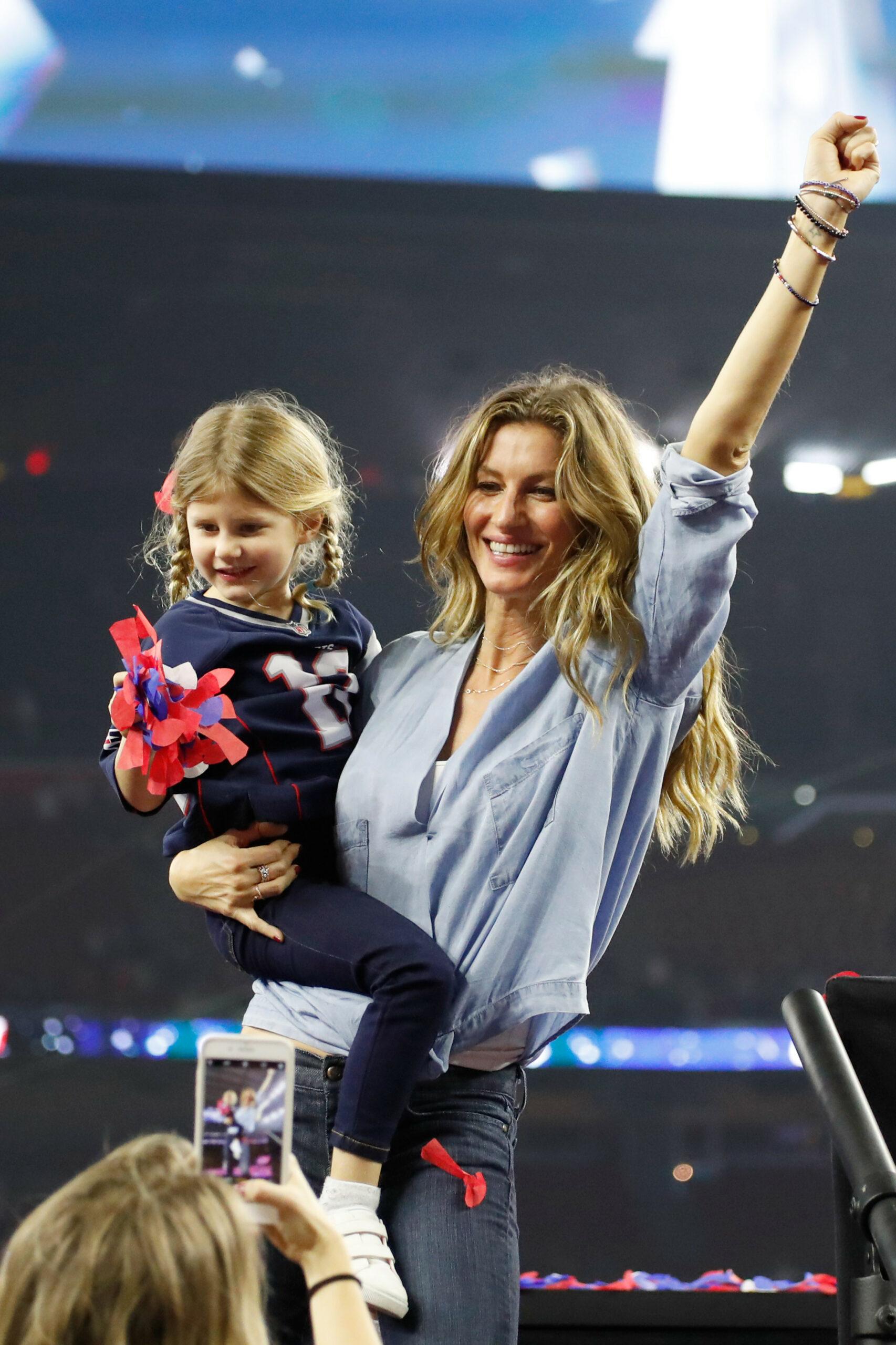 Gisele Bundchen carrying her daughter Vivian Lake Brady.