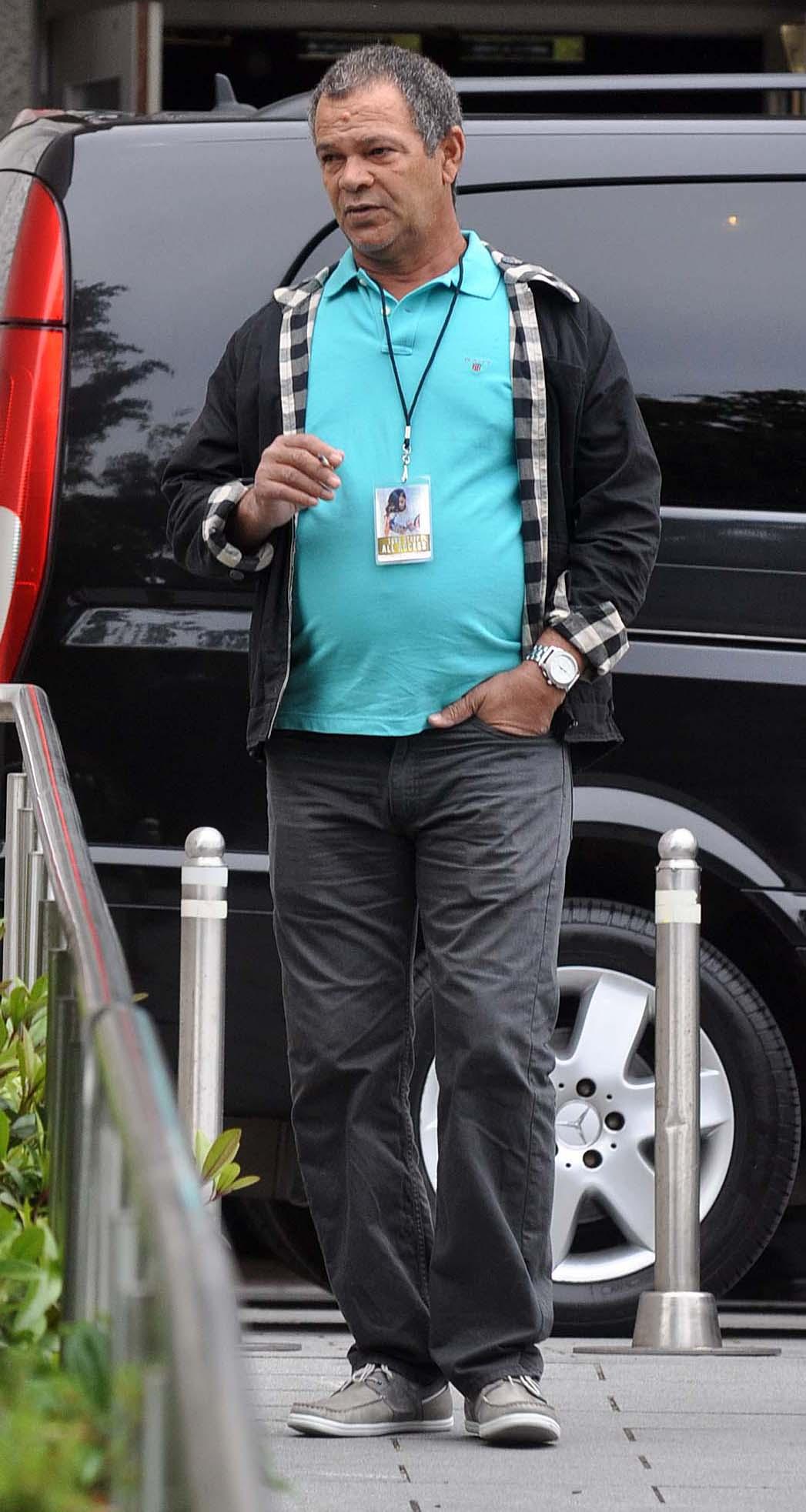 Rihannas Dad Ronald Fenty seen outside his Dublin hotel