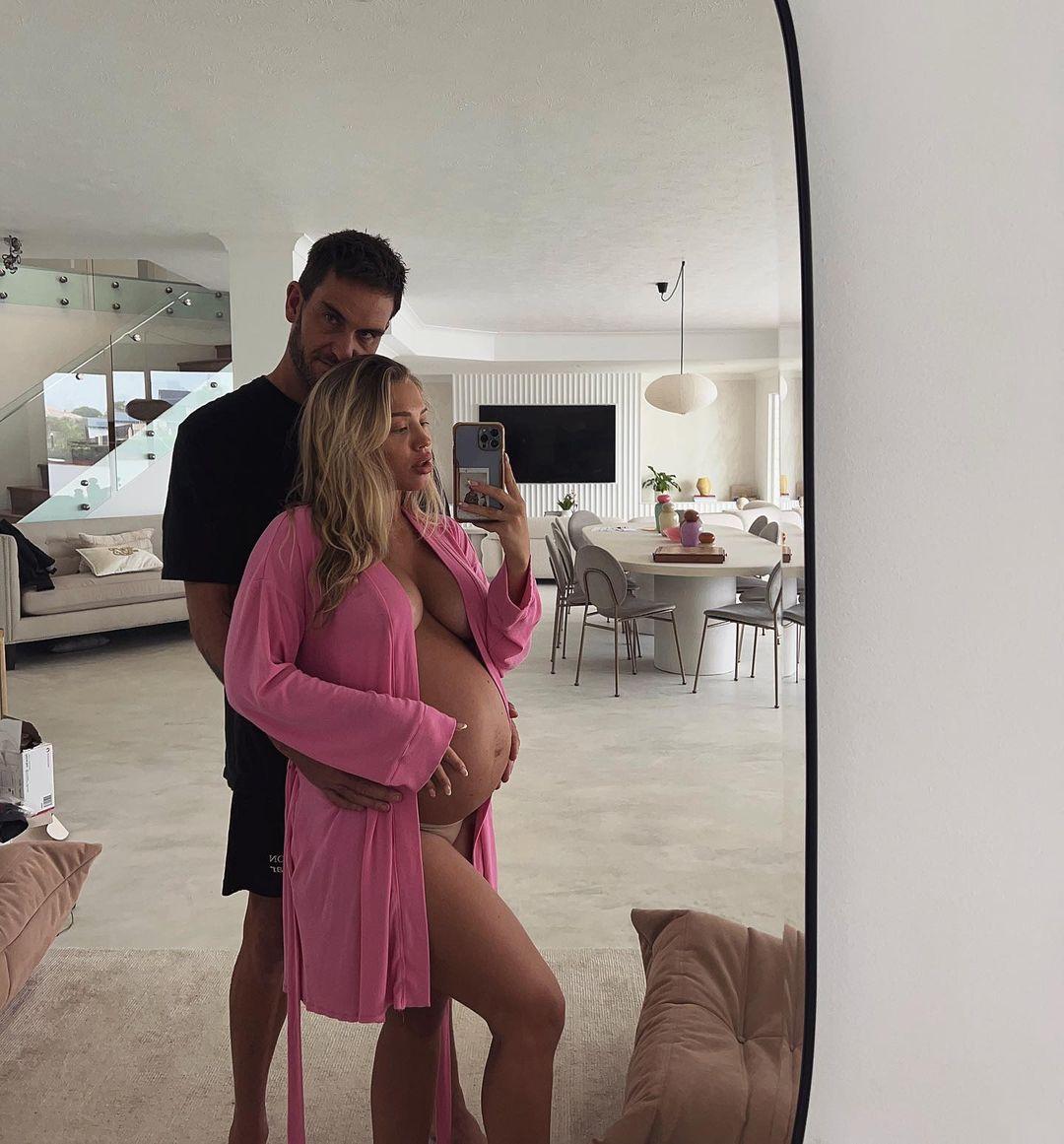 Tammy Hembrow taking a mirror selfie with Matt Poole.