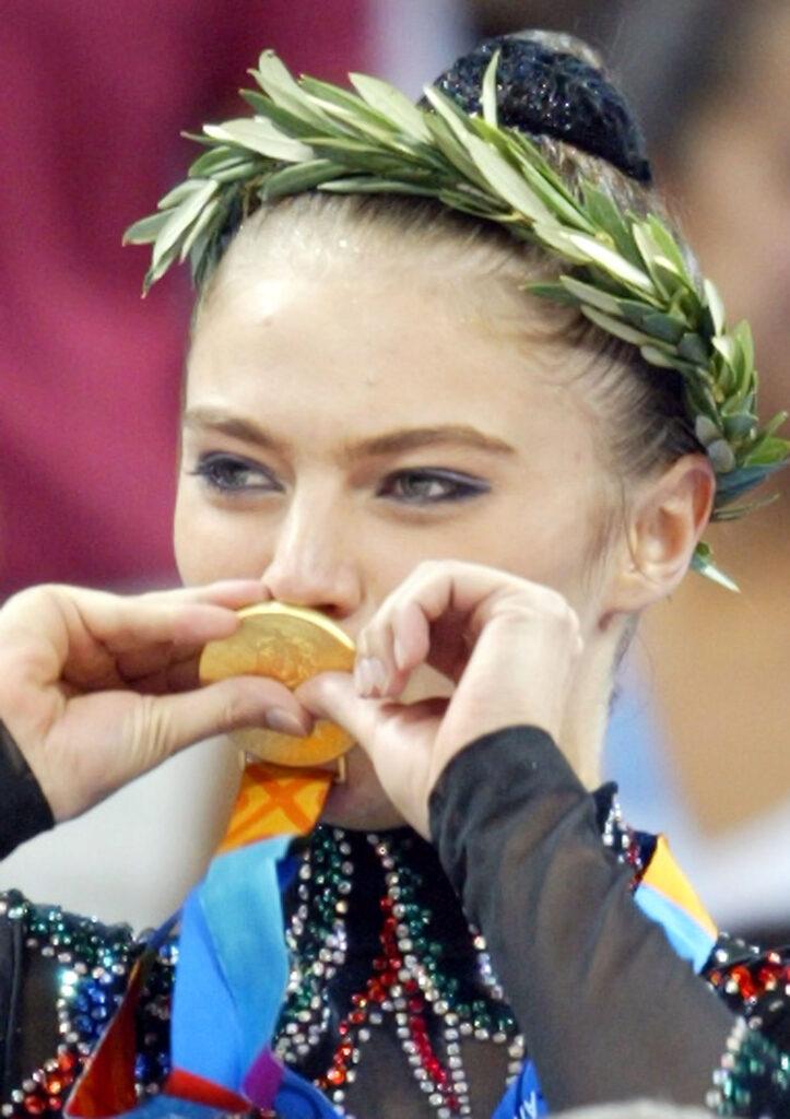 Alina Kabaeva kissing gold medal