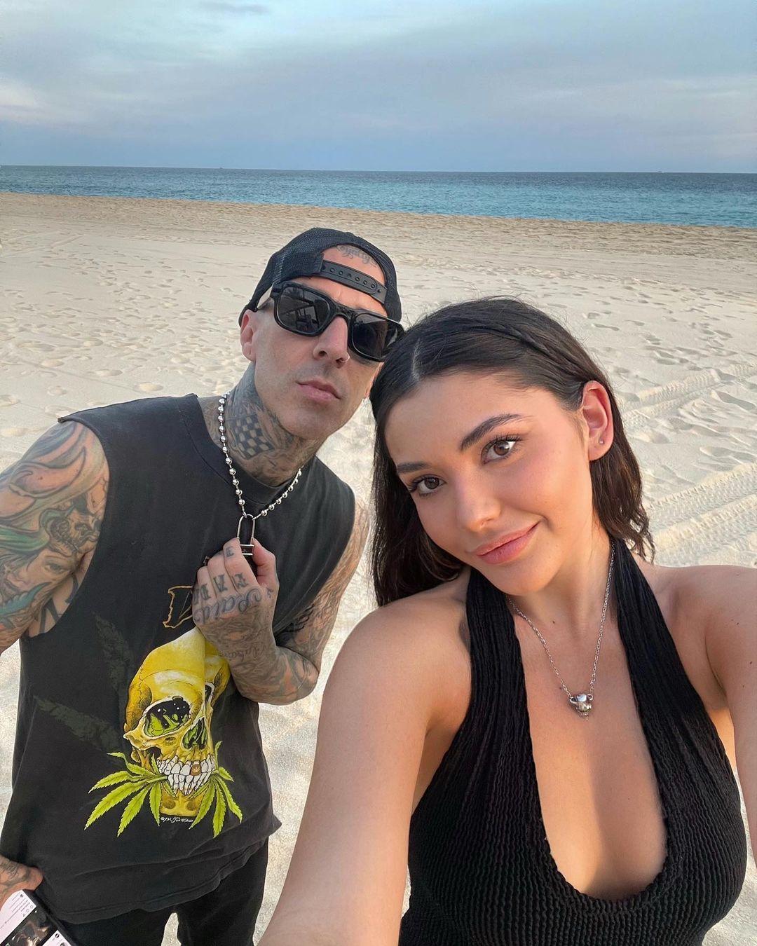 Atiana De La Hoya taking a selfie with Travis Barker.