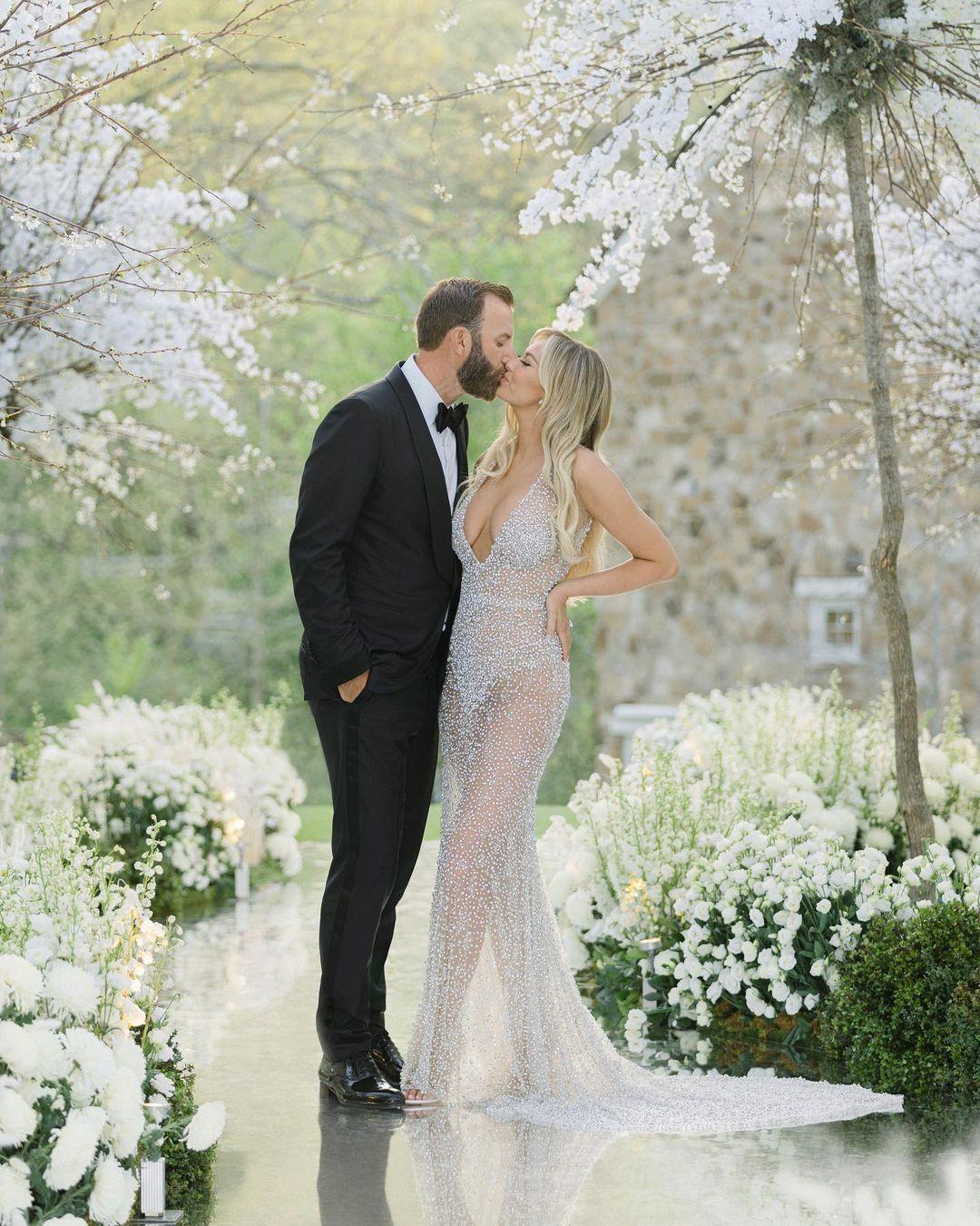 Paulina Gretzky and Dustin Johnson kissing.