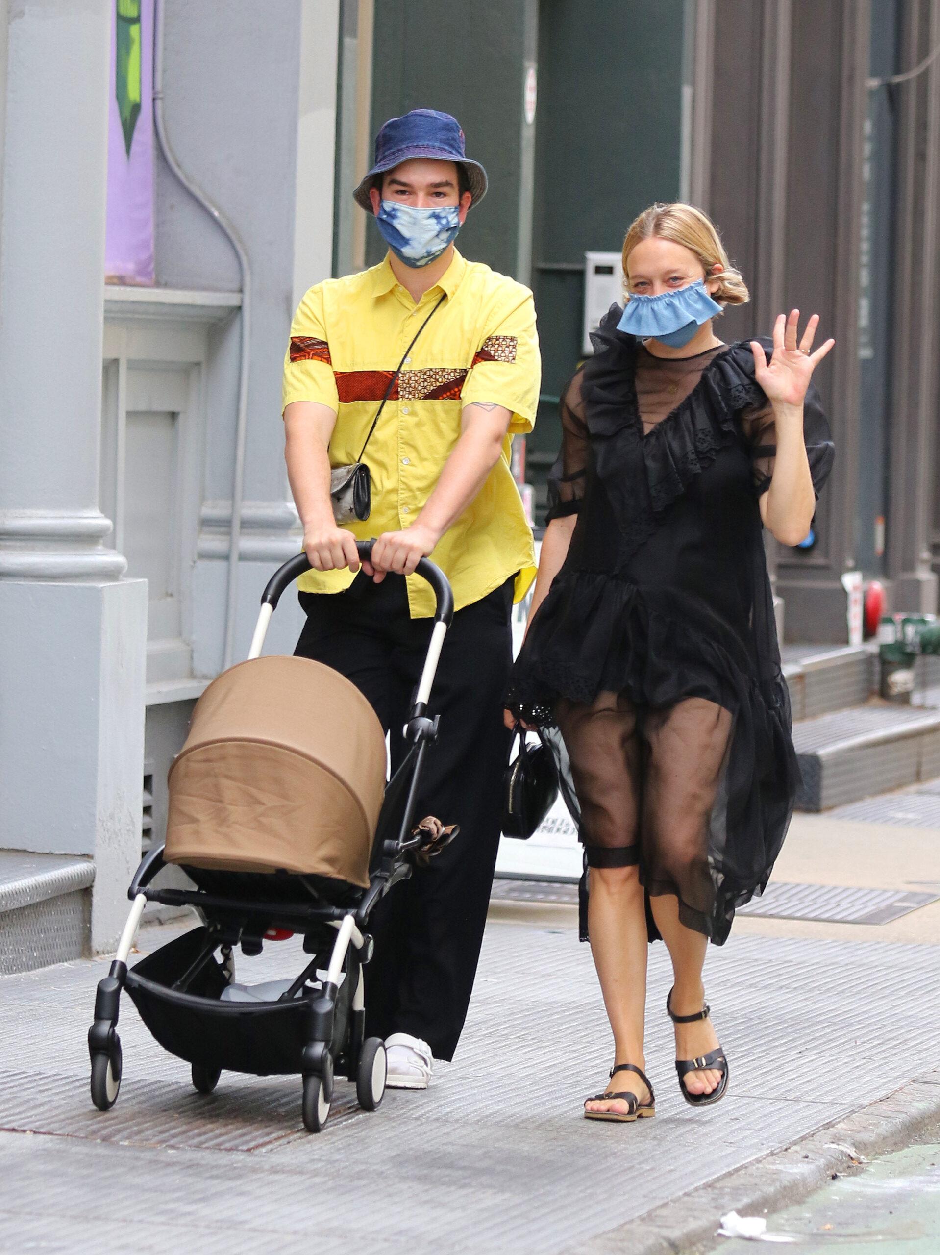Chloe Sevigny e Sinisa Mackovic sorriem sob as máscaras enquanto passeiam com seu filho recém-nascido.  Os pais felizes foram fazer compras na área do Soho, em Manhattan.  02 de agosto de 2020