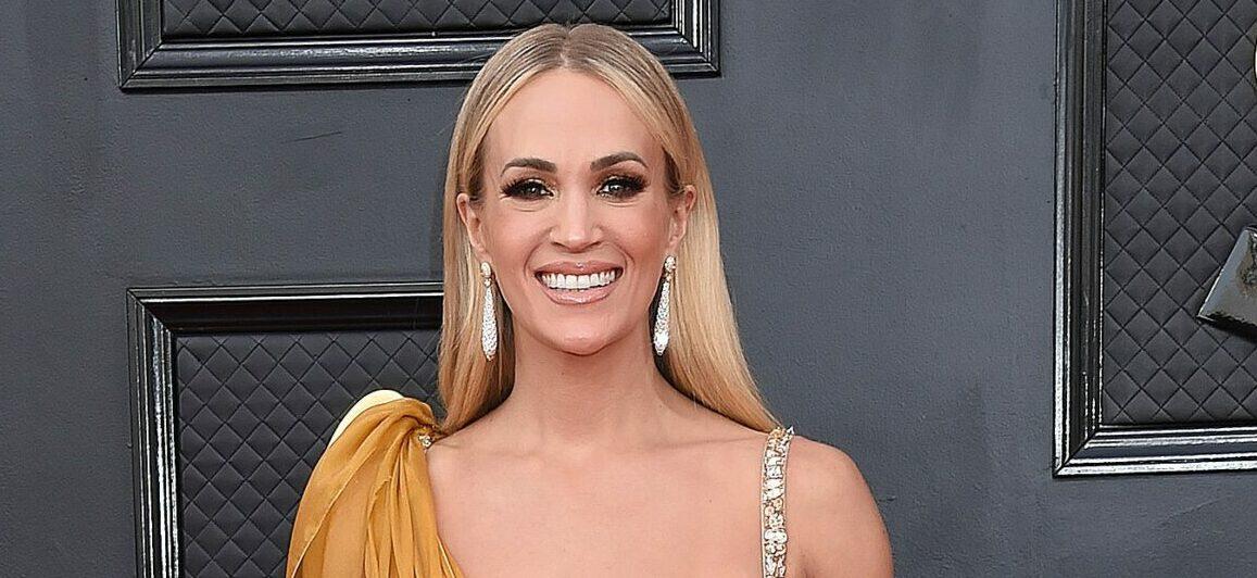 Carrie Underwood Shows Off Her Perfect Abs In A Chic Green Bikini