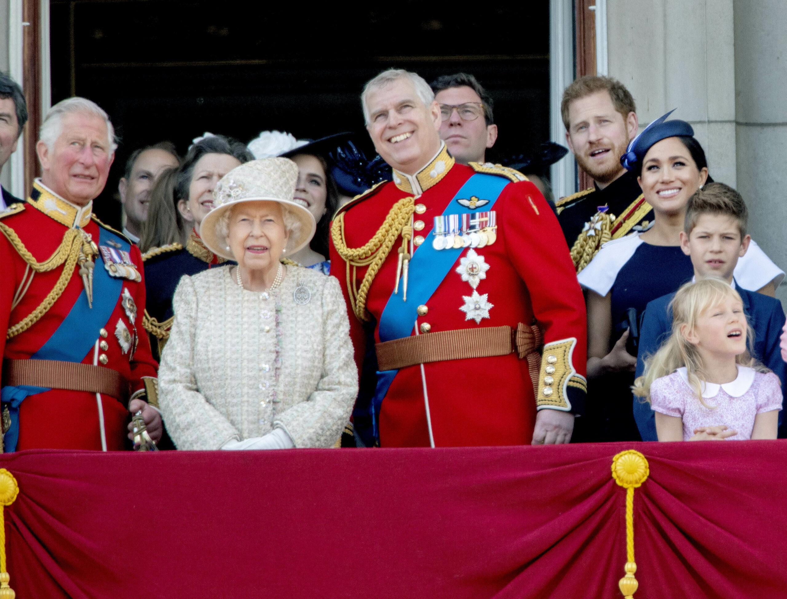 08-06-2019 Inglaterra Cerimónia do Trooping the Colour, que assinala o aniversário oficial do monarca, em Londres.  Rainha Elizabeth II Camilla, Duquesa da Cornualha, Vice-Almirante Timothy Laurence, Príncipe Charles, Príncipe de Gales Príncipe Andrew Princesa da Grã-Bretanha Beatrice de York Princesa da Grã-Bretanha Anne, Princesa Real, Rainha Elizabeth II Princesa Eugenie de York Lady Louise Windsor, Príncipe Andrew, Duque de Príncipe Harry de York, Duque de Sussex, Meghan, Duquesa de Sussex