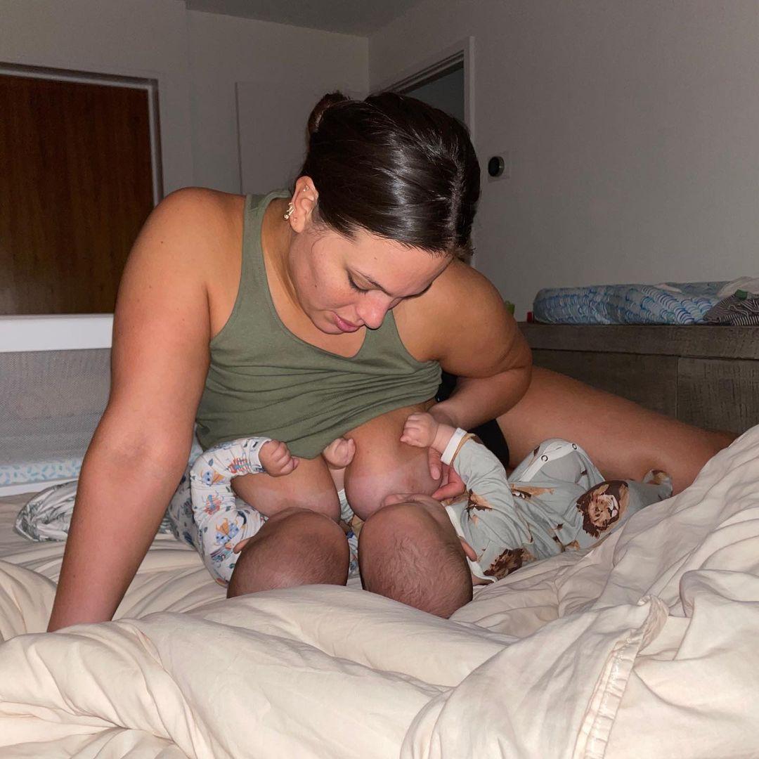 Ashley graham simultaneously breastfeeding her twin boys