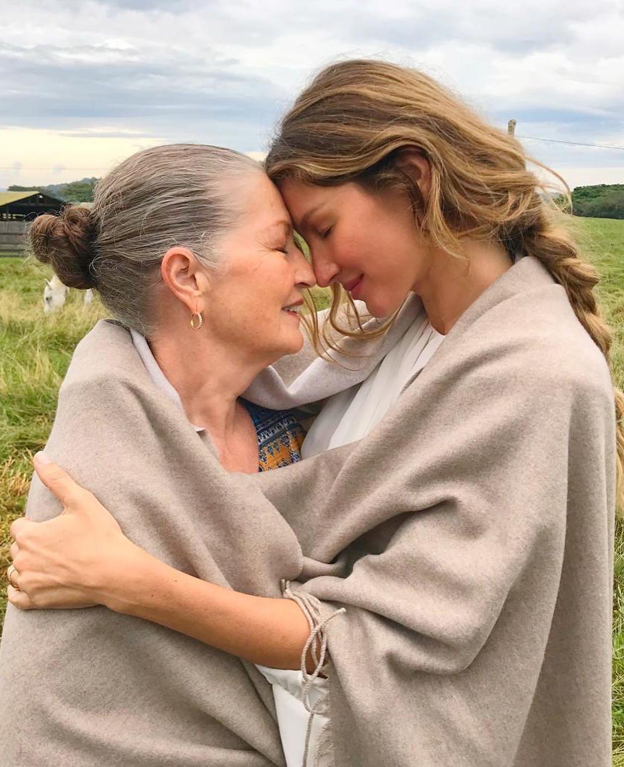 Gisele with her mom