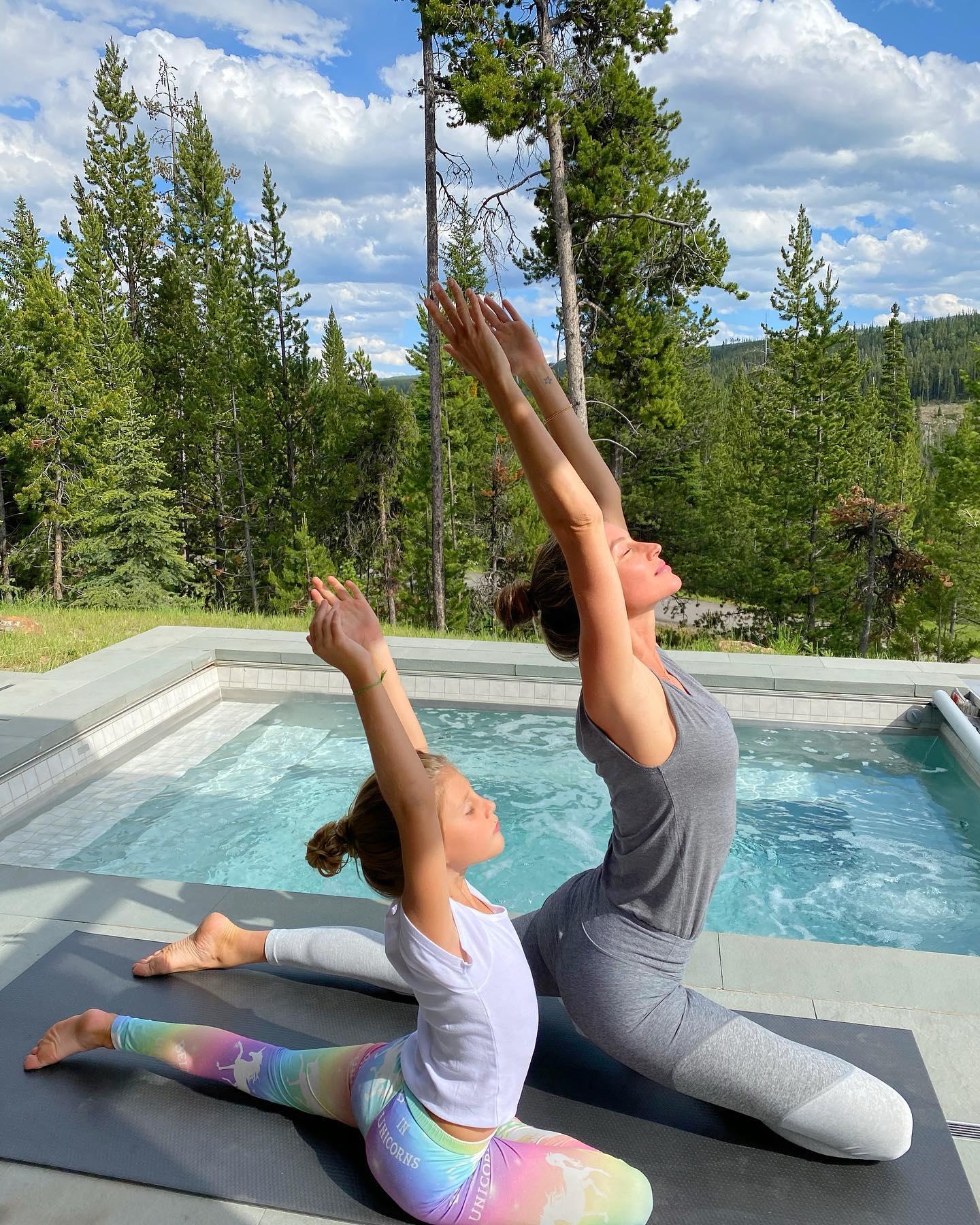 Gisele and her daughter do yoga