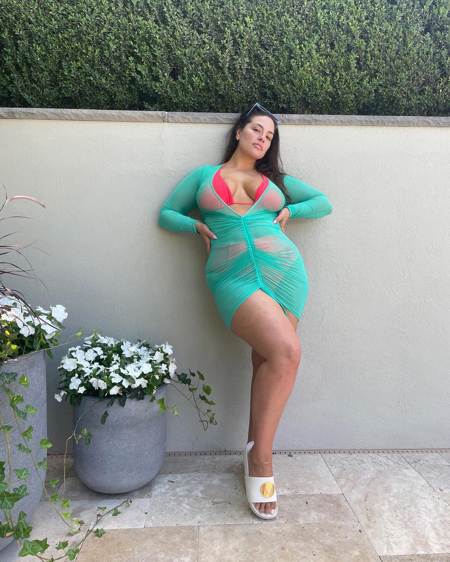 World's Sexiest Woman Ashley Graham flaunts her curves in nothing