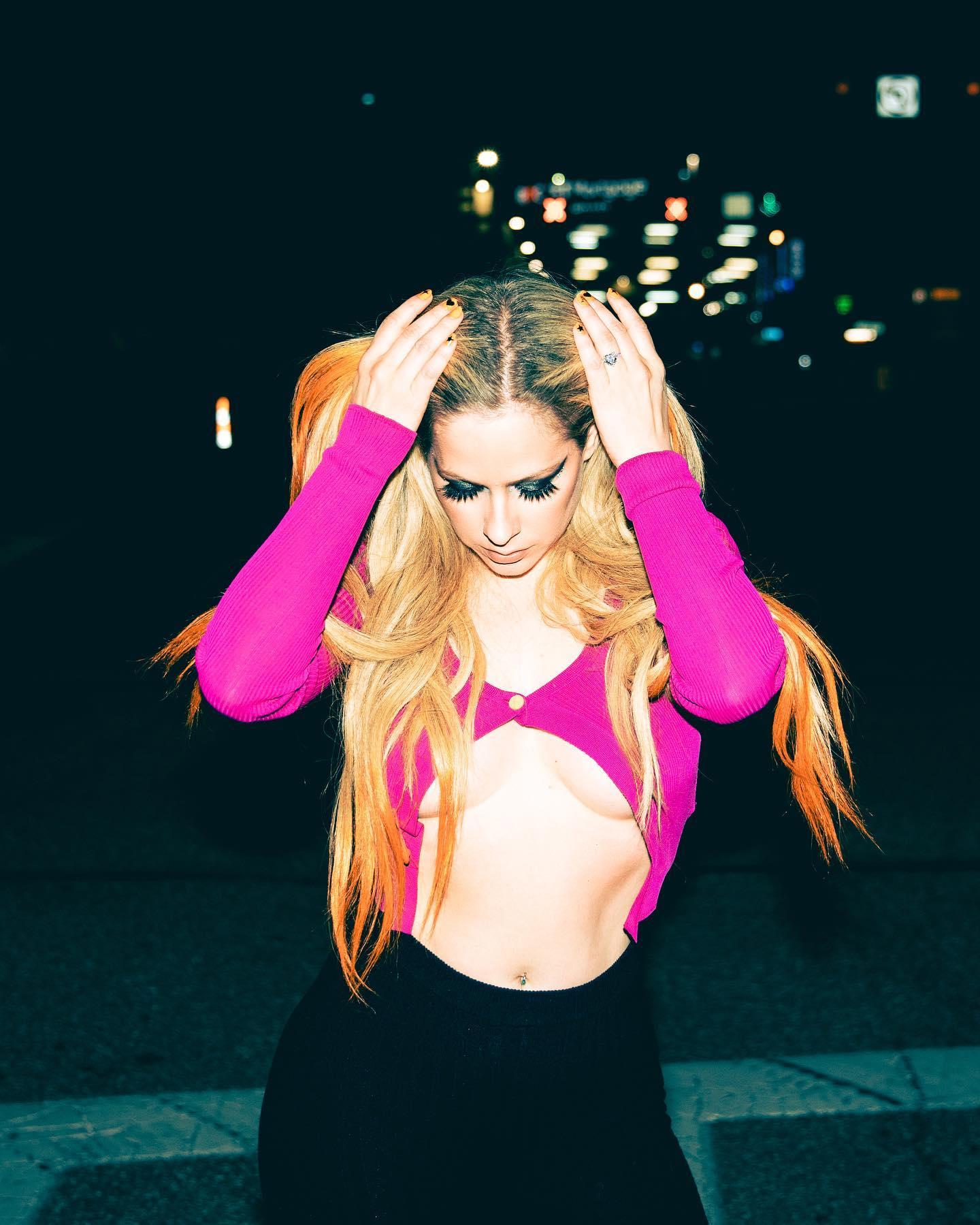 Avril Lavigne Puts Toned Abs On Display In Braless Pink Top