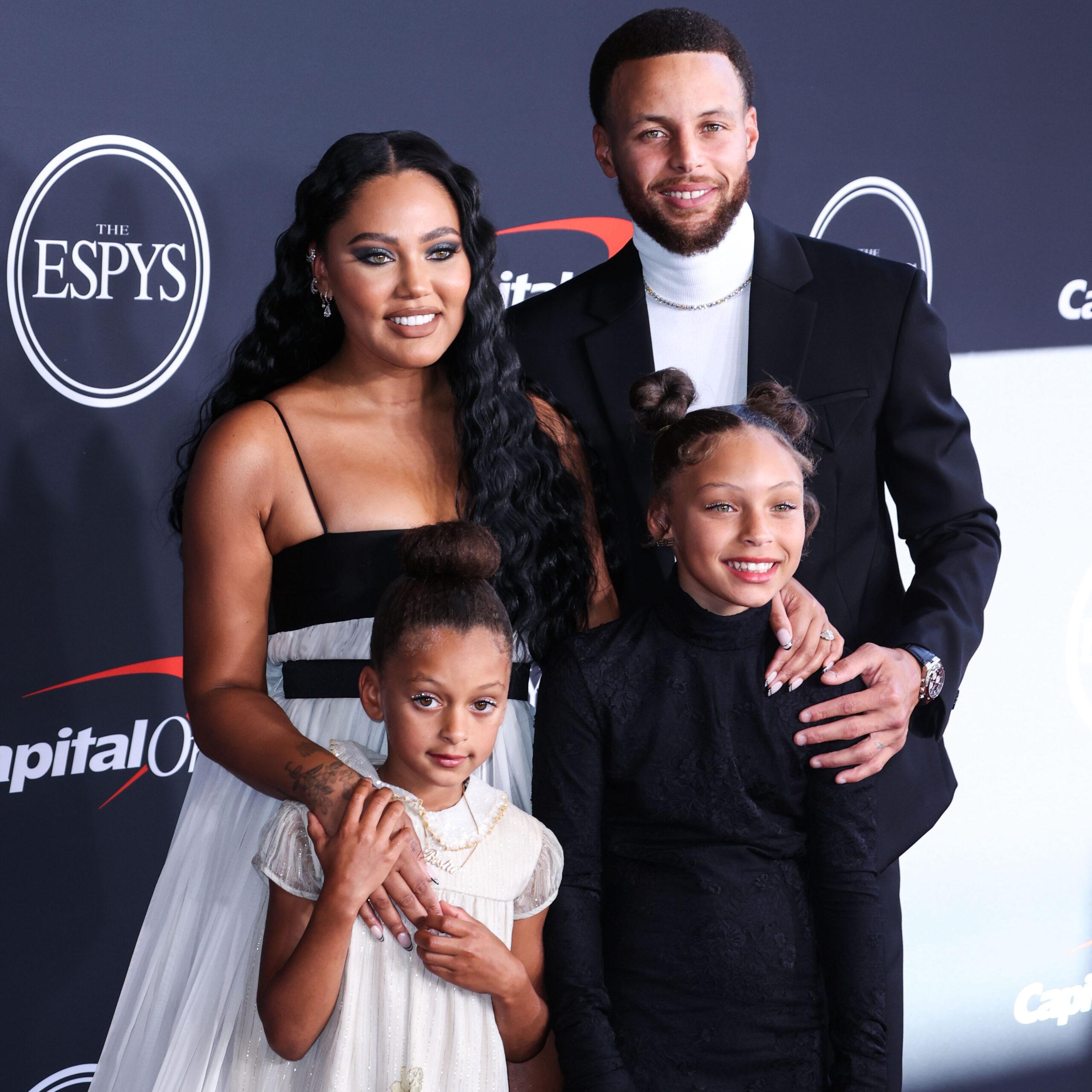 Stephen e Ayesha Curry e filhos