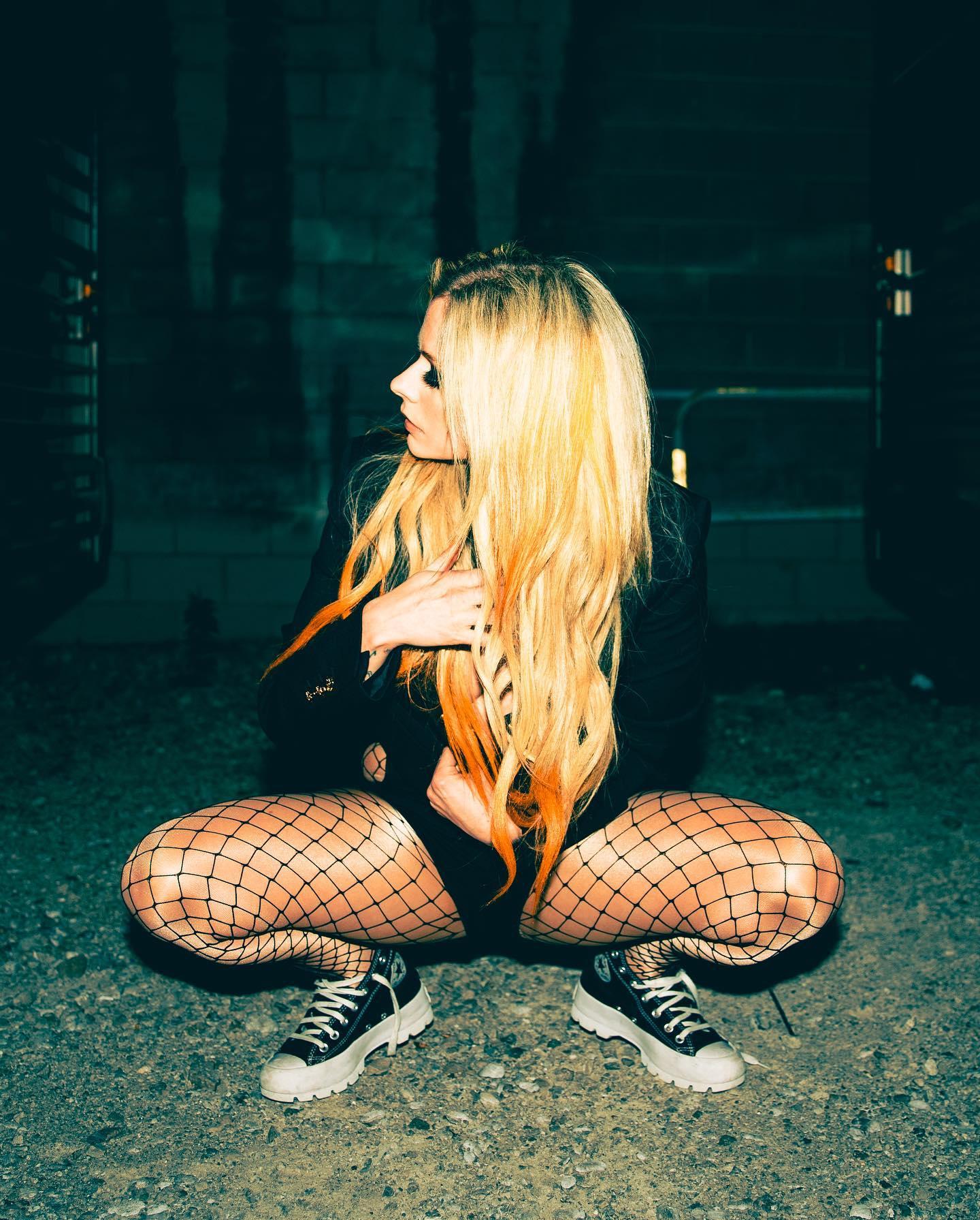 Avril Lavigne Poses Braless Underneath A Black Jacket
