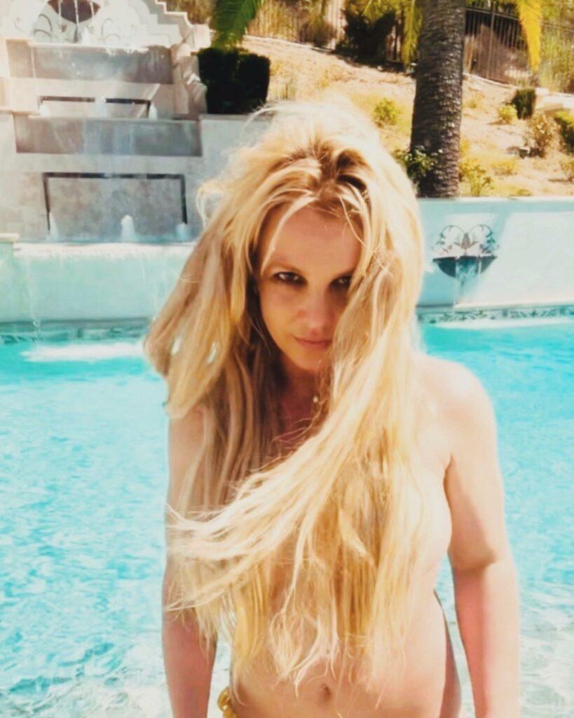 Britney Spears topless in the pool