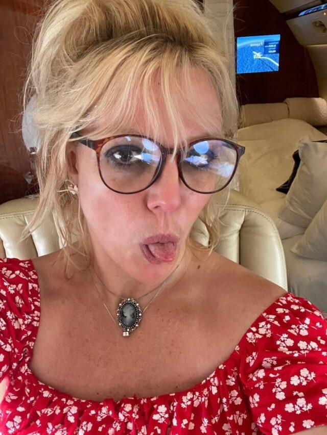 Britney Spears posts close-up selfie on private plane