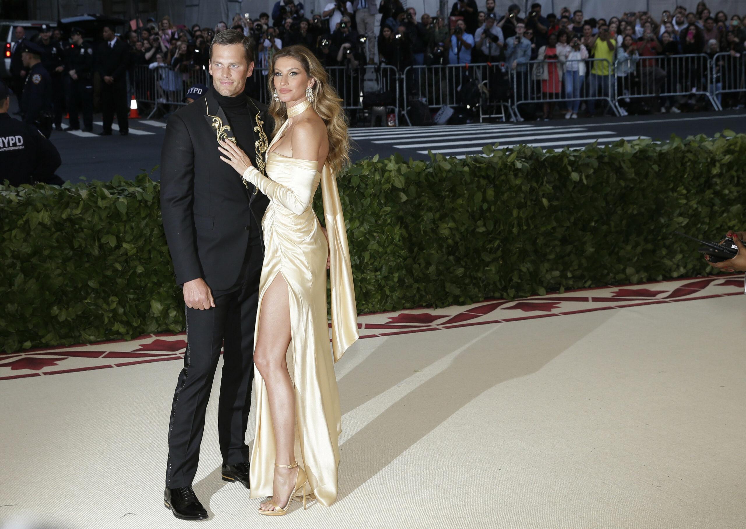 Tom Brady e Gisele Bündchen chegam no tapete vermelho do Costume Institute Benefit do Metropolitan Museum of Art 