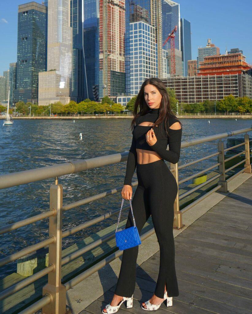 Jen Selter Flaunts Toned Abs During NYC Stroll