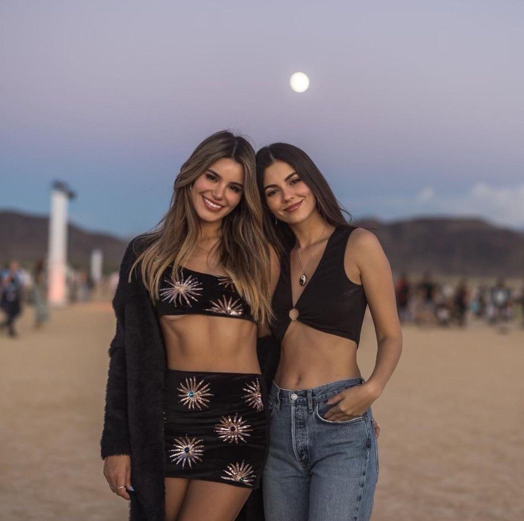 Victoria Justice Wears Crop Top, Ripped Jeans To RiSE Festival