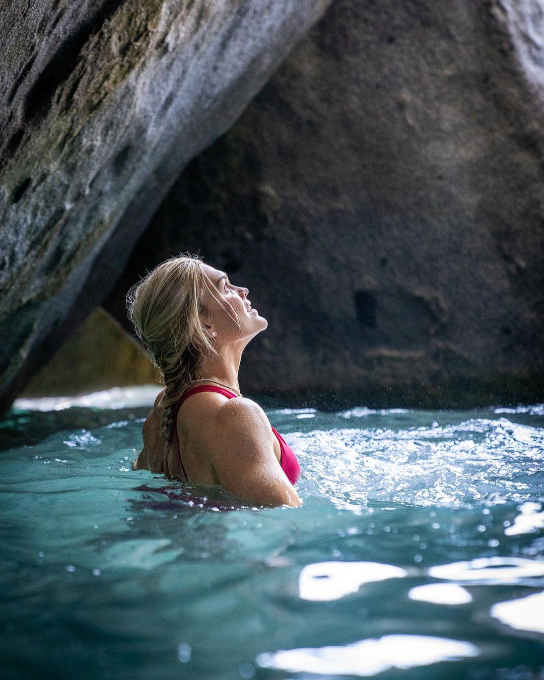 Katrín Davíðsdóttir swimming.