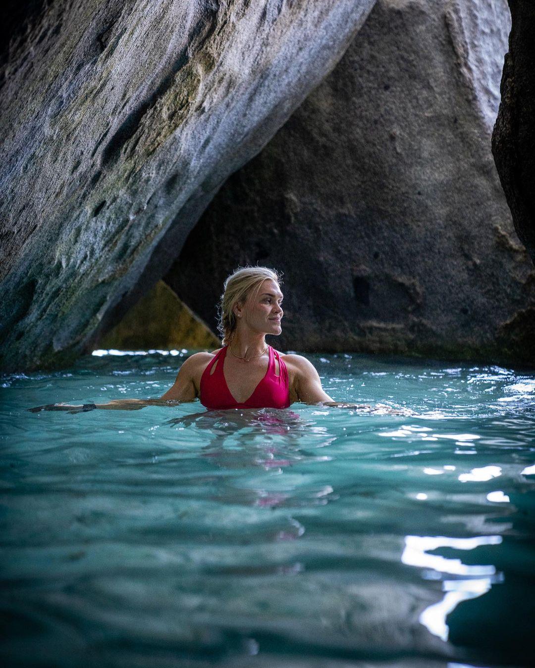 Katrín Davíðsdóttir swimming.