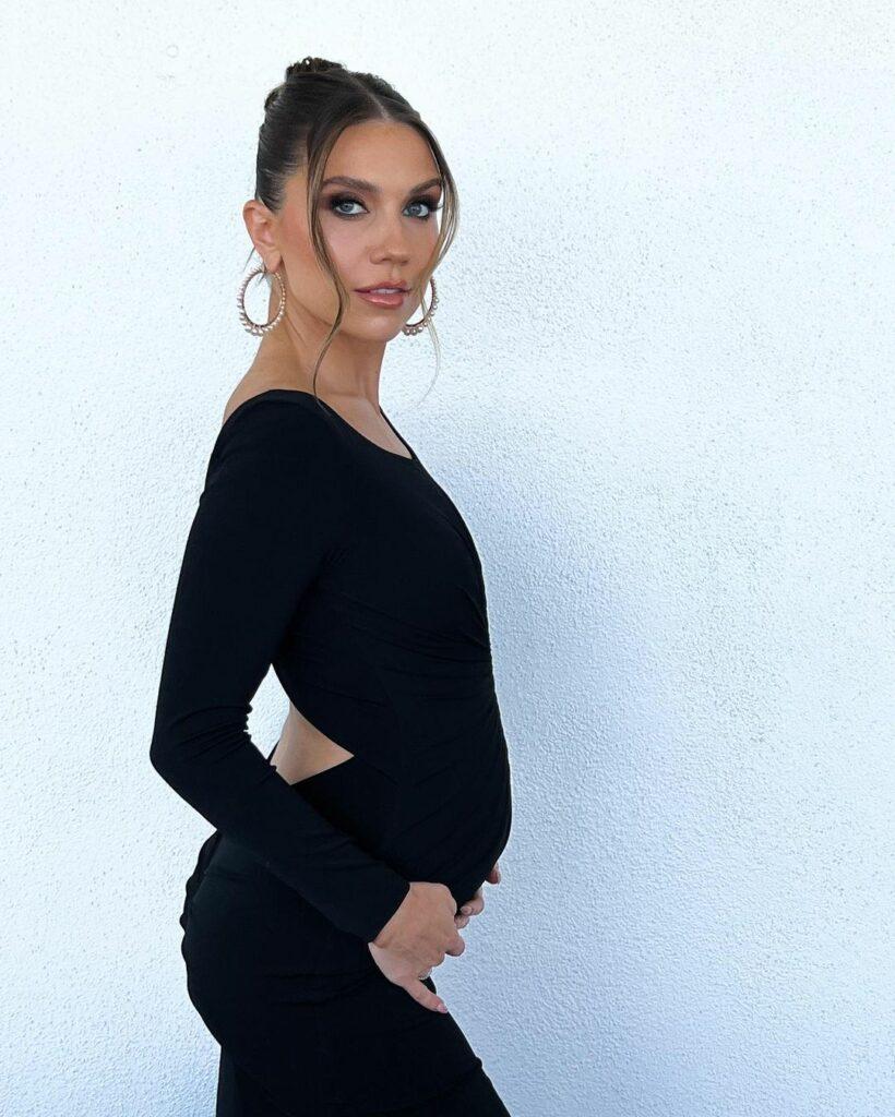 'DWTS' Jenna Johnson Praises Val Chmerkovskiy Amid Pregnancy(02)